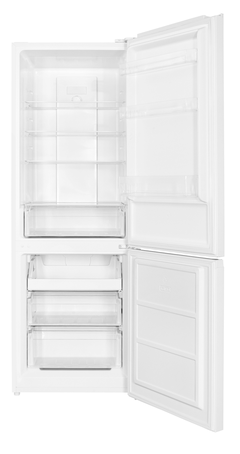 Een witte koelkast met een open deur. Het heeft planken, laden en compartimenten. De binnenkant is leeg.