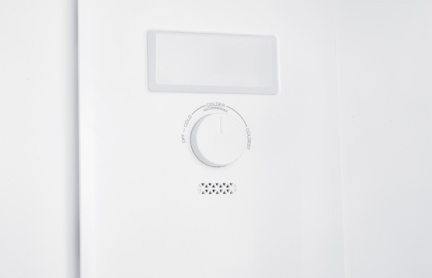 Witte koelkastinterieur met temperatuurregelaar. Het heeft instellingen van uit tot koudst. Een rechthoekig lampje zit erboven.