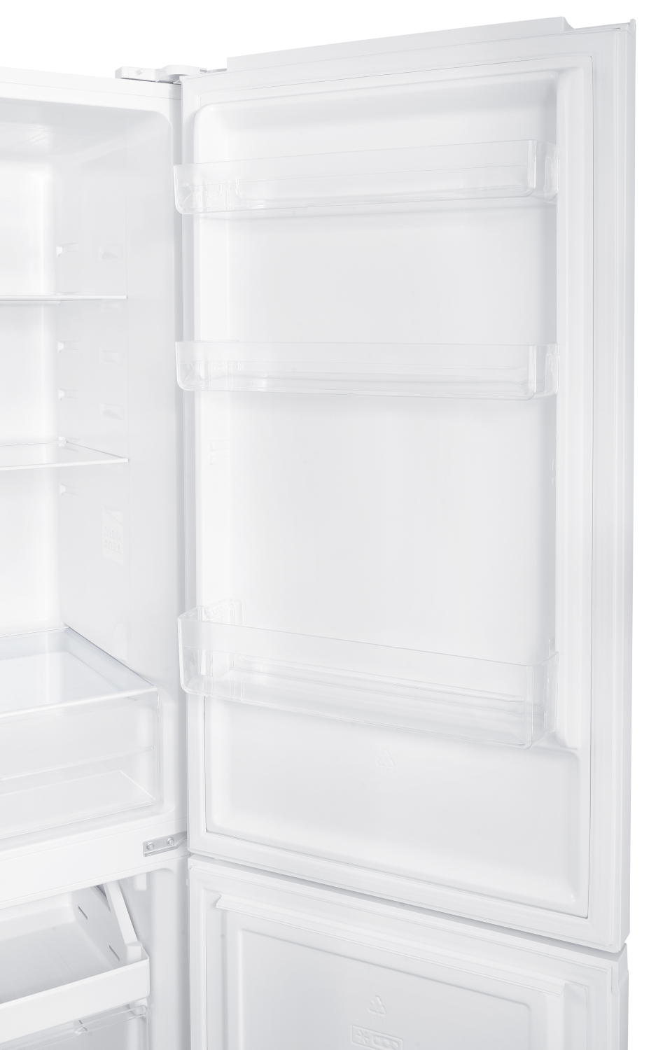 Een open witte koelkast met lege planken en doorzichtige plastic deurvakken. Het interieur is helder verlicht.