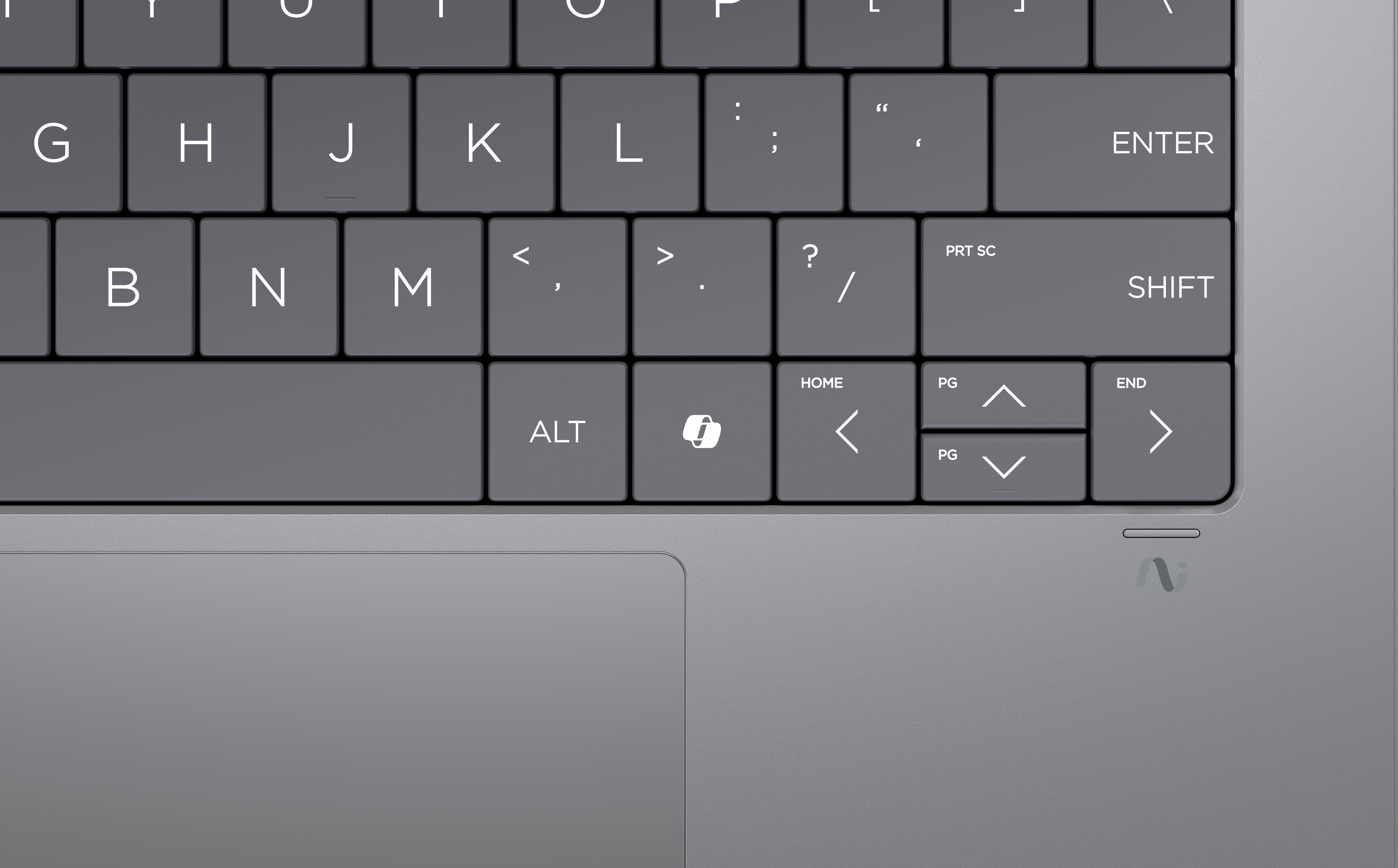 Nahaufnahme einer grauen Laptop-Tastatur. Tasten umfassen Buchstaben, Symbole und Funktionstasten wie Enter, Shift und Alt.