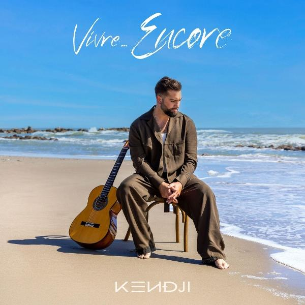 Homme avec guitare sur la plage. Il est assis sur une chaise, vêtu de vêtements marrons. Océan et ciel en arrière-plan. Texte 'Vivre... Encore'.