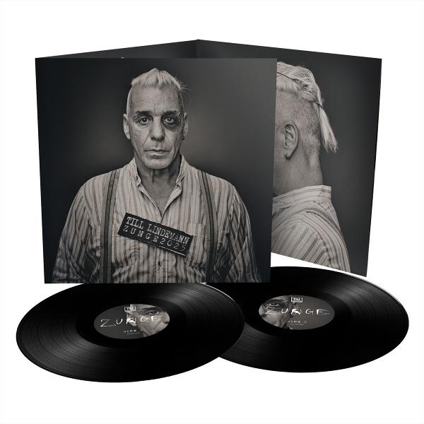 Albumcover mit Till Lindemanns Porträt und zwei schwarzen Schallplatten. Er trägt ein Hemd und hat ein Namensschild. Albumtitel sichtbar.