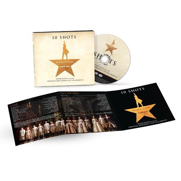 CD und Broschüre für 'Hamilton'. Die Broschüre ist geöffnet und zeigt Fotos und Texte der Besetzung. Die CD ist sichtbar.