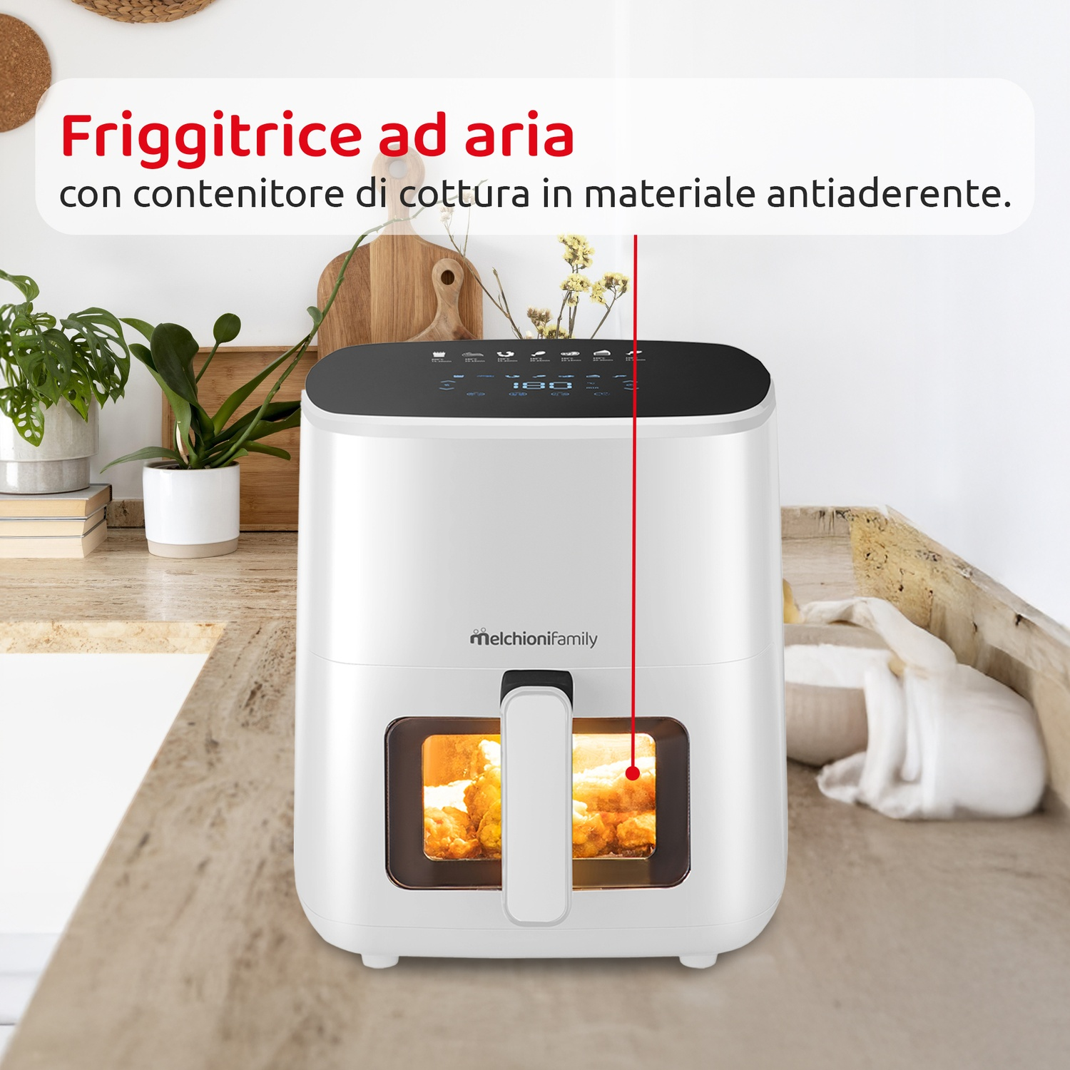 Friggitrice ad aria bianca con parte superiore nera. Una finestra trasparente mostra il cibo all'interno. Sfondo: piante.