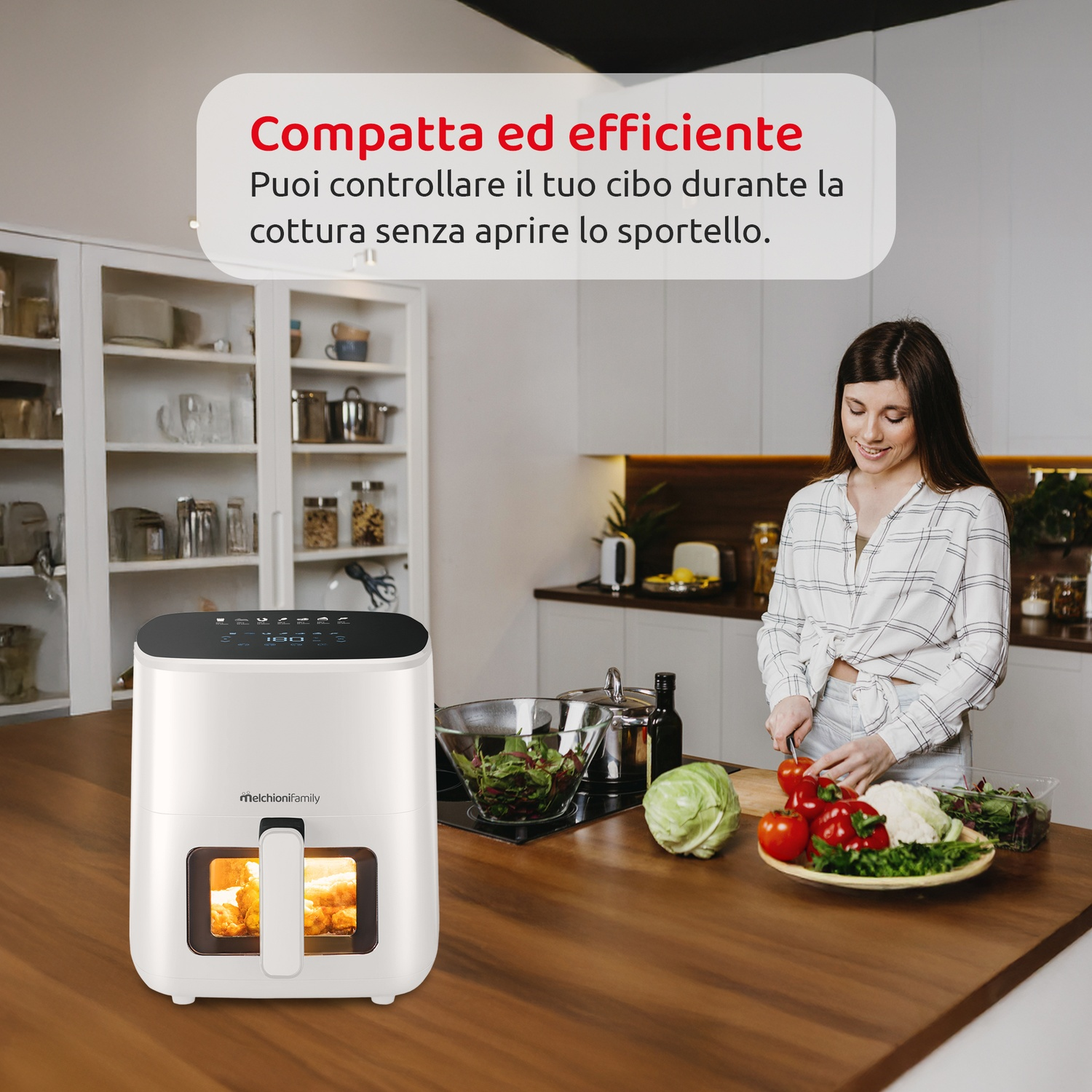 Una donna in cucina prepara il cibo vicino a una friggitrice ad aria. Le verdure sono sul bancone. Un fumetto dice 'Compatto ed efficiente'.