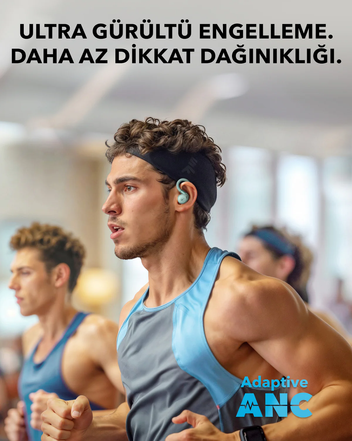 Üç adam spor salonunda koşuyor. Odak, kafa bandı ve nane renkli kulaklık takan ilk adamda. Metinde 'Ultra gürültü engelleme' yazıyor.