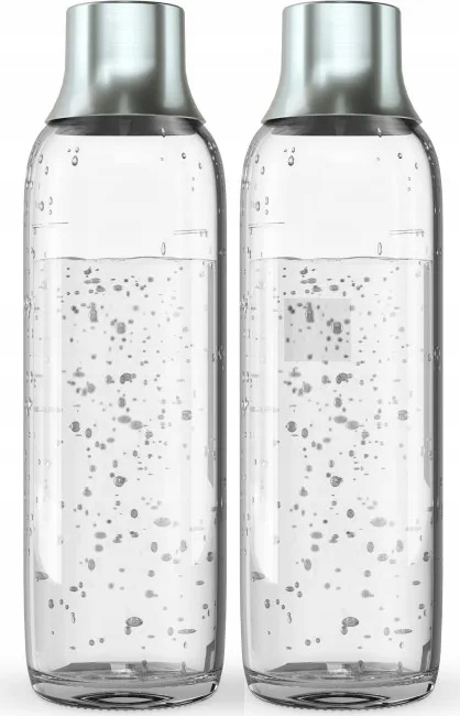 Dwie przezroczyste szklane butelki ze srebrnymi zakrętkami wypełnione przezroczystym płynem i bąbelkami.