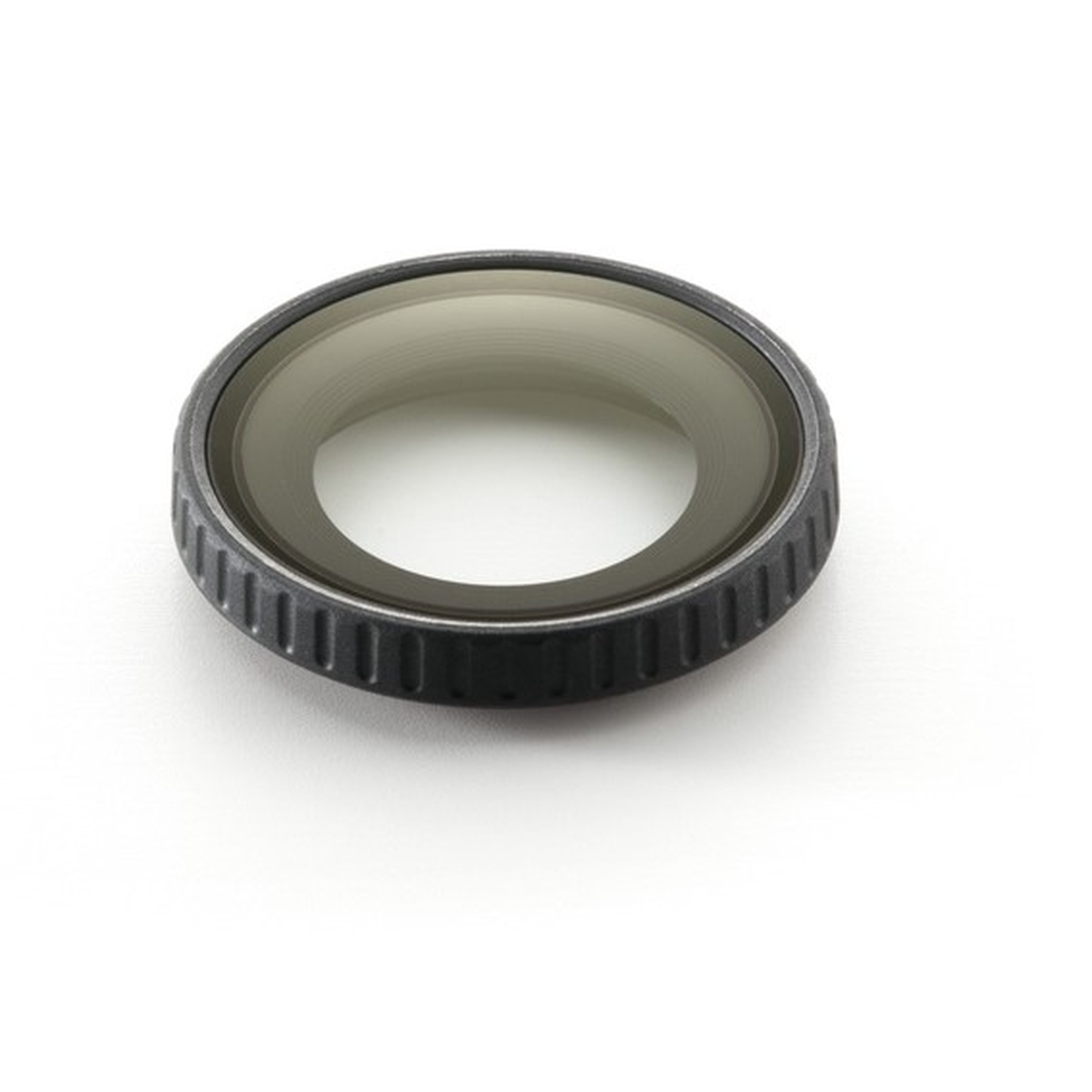 Een cirkelvormig camerafilter met donker, getint glas en een zwarte, getextureerde metalen ring. De achtergrond is effen wit.