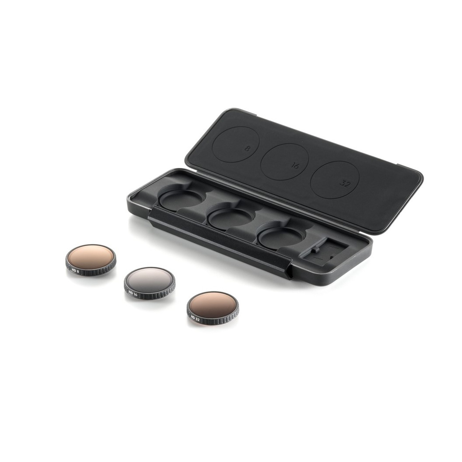 Een zwarte case met drie ronde compartimenten en drie neutrale dichtheidsfilters met de labels ND 8, ND 16 en ND 32 op een witte ondergrond.