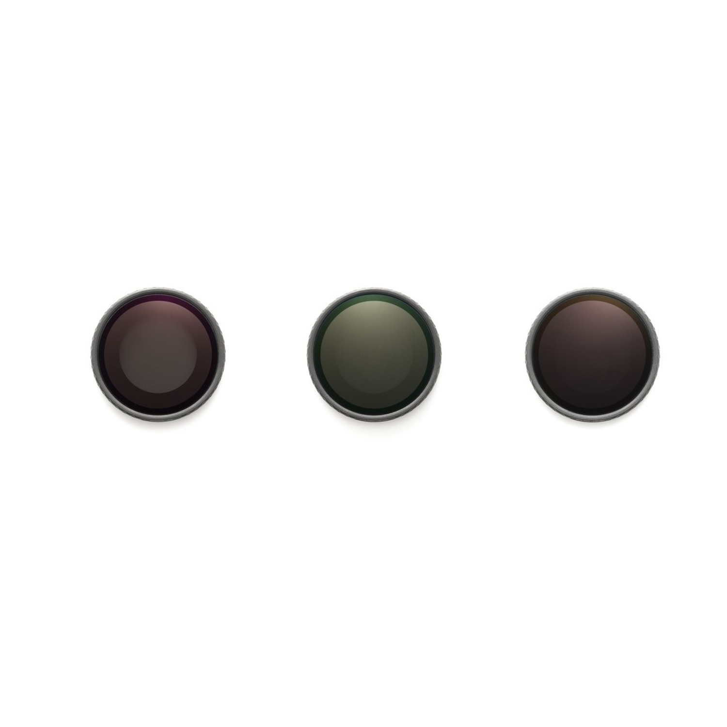 Drie cirkelvormige objecten met verschillende kleuren. Van links naar rechts: donkerrood, olijfgroen en weer donkerrood, allemaal met zilveren randen.