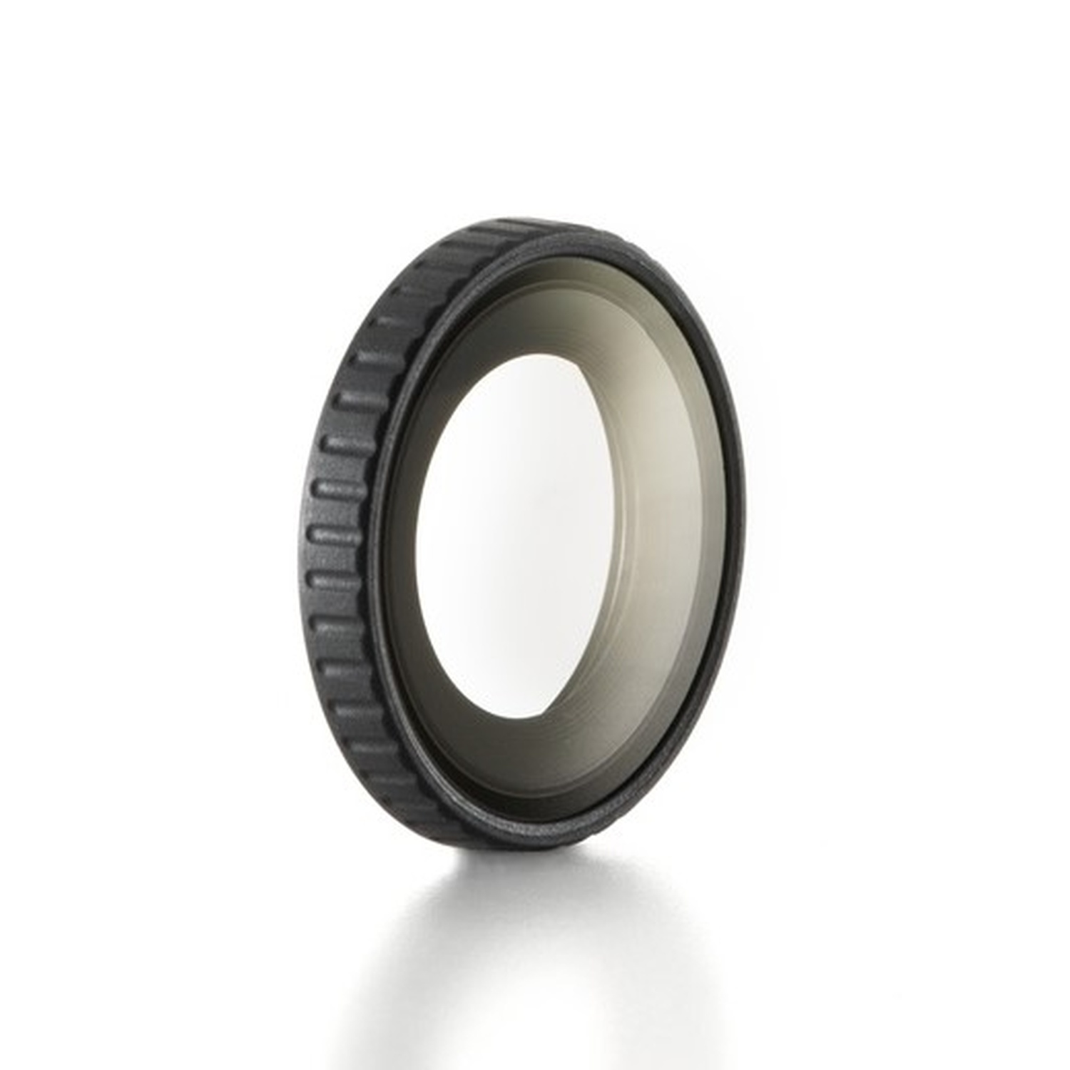 Een circulaire cameralensfilter met een zwarte getextureerde rand en helder glas. De achtergrond is wit.