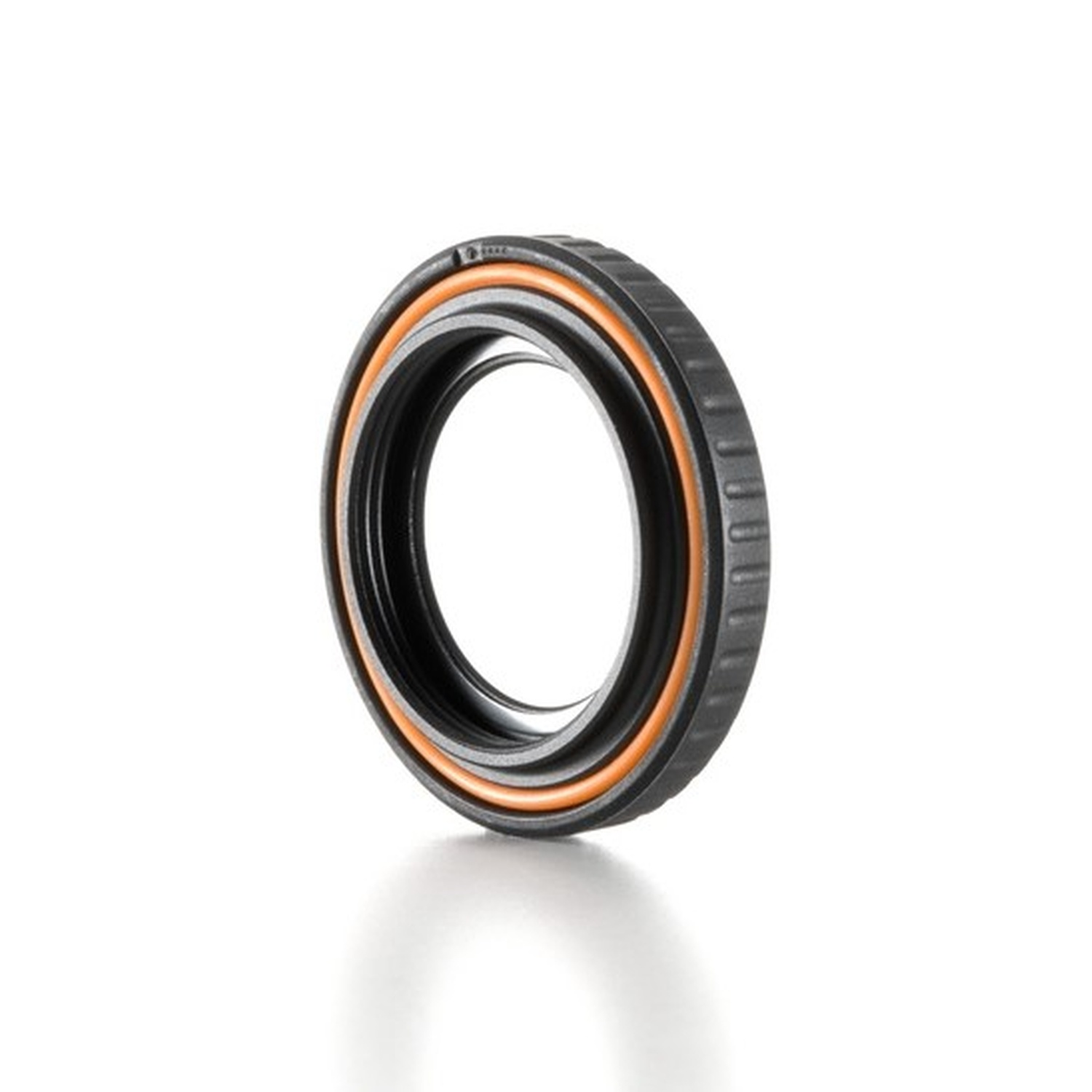 Een zwarte camera lens adapter met een oranje ring aan de binnenkant. De adapter staat op een witte achtergrond.
