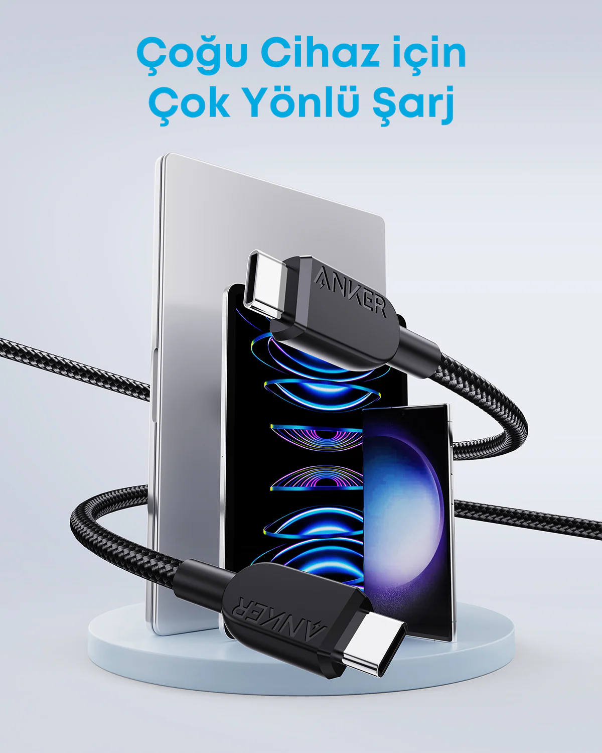 Anker şarj kablosu telefona, tablete ve dizüstü bilgisayara bağlı. Siyah kablo, gümüş konektörler. Mavi arka plan.