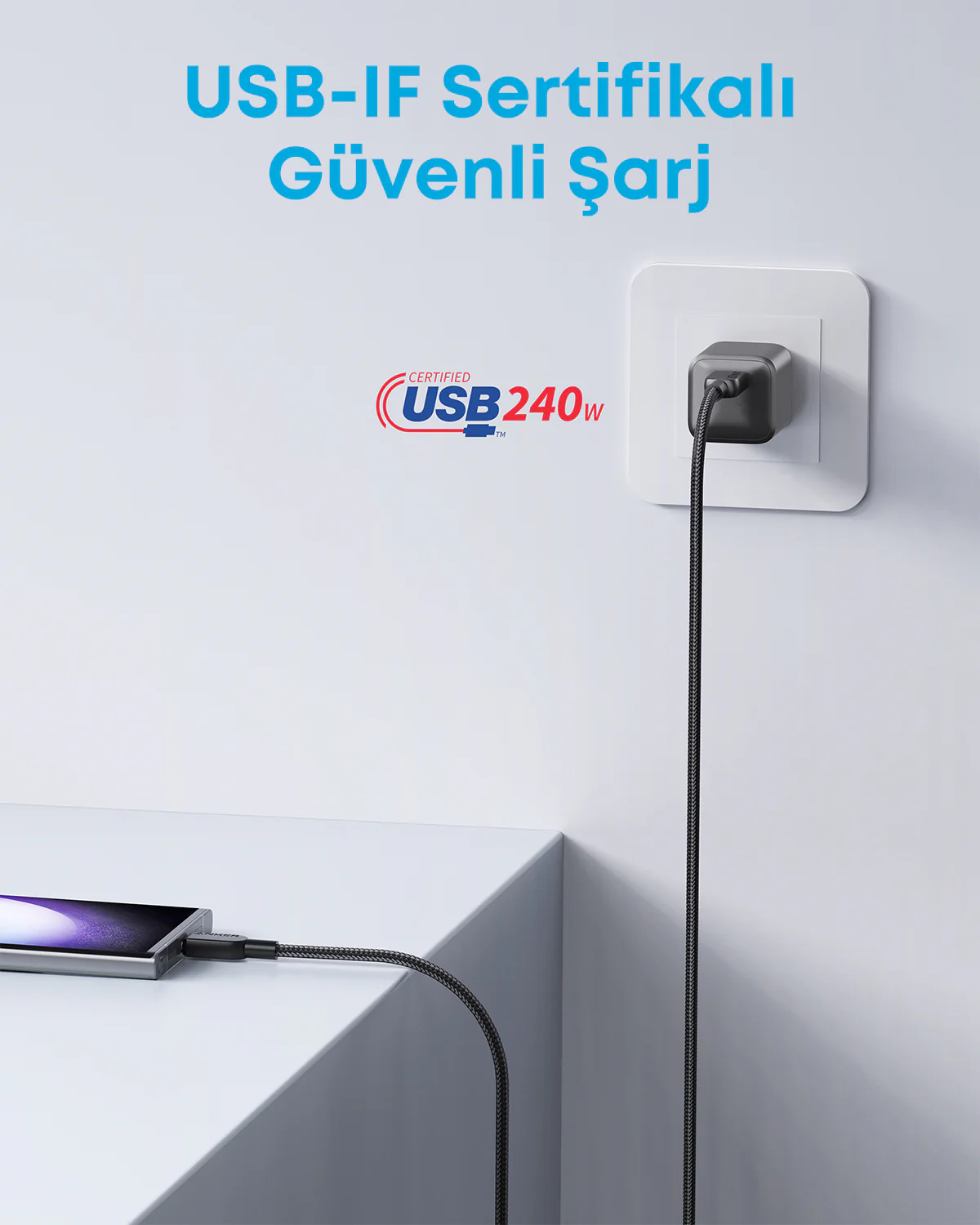 USB kablosuyla şarj olan bir telefon. Bir şarj cihazı prizde takılı. Metin: USB-IF Sertifikalı. Güvenli şarj.