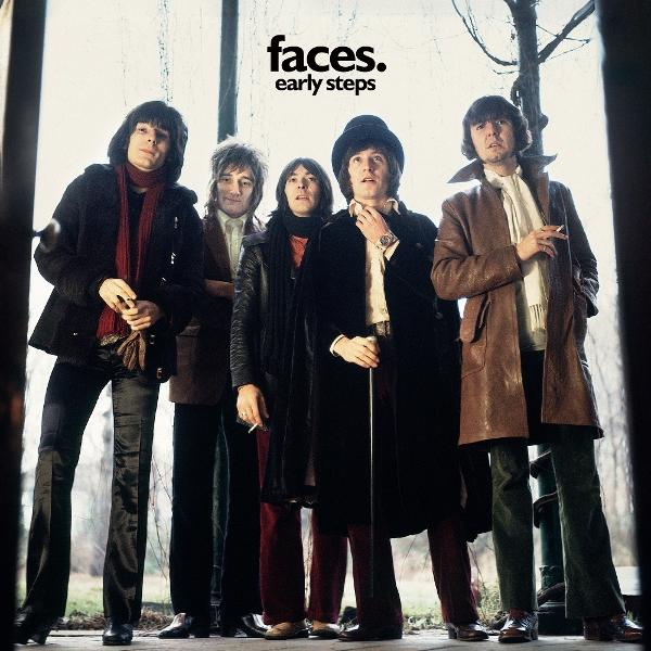 Öt férfi kabátban és sálban áll együtt. A tetején a "faces. early steps" felirat látható. A csoport egy ablak előtt áll.