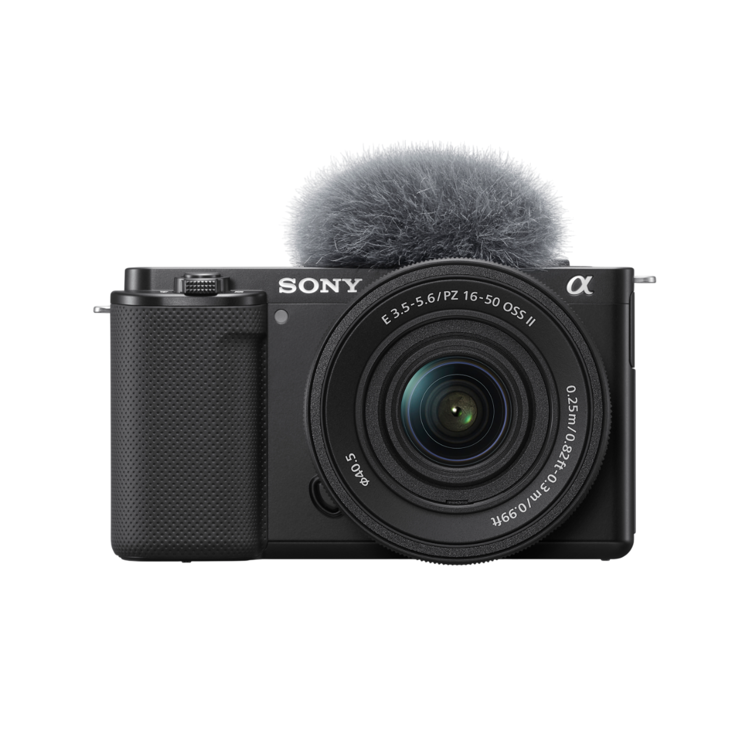 Zwarte Sony-camera met een pluizige microfoonbevestiging. De lens staat in het midden, met tekst eromheen. De achtergrond is zwart.