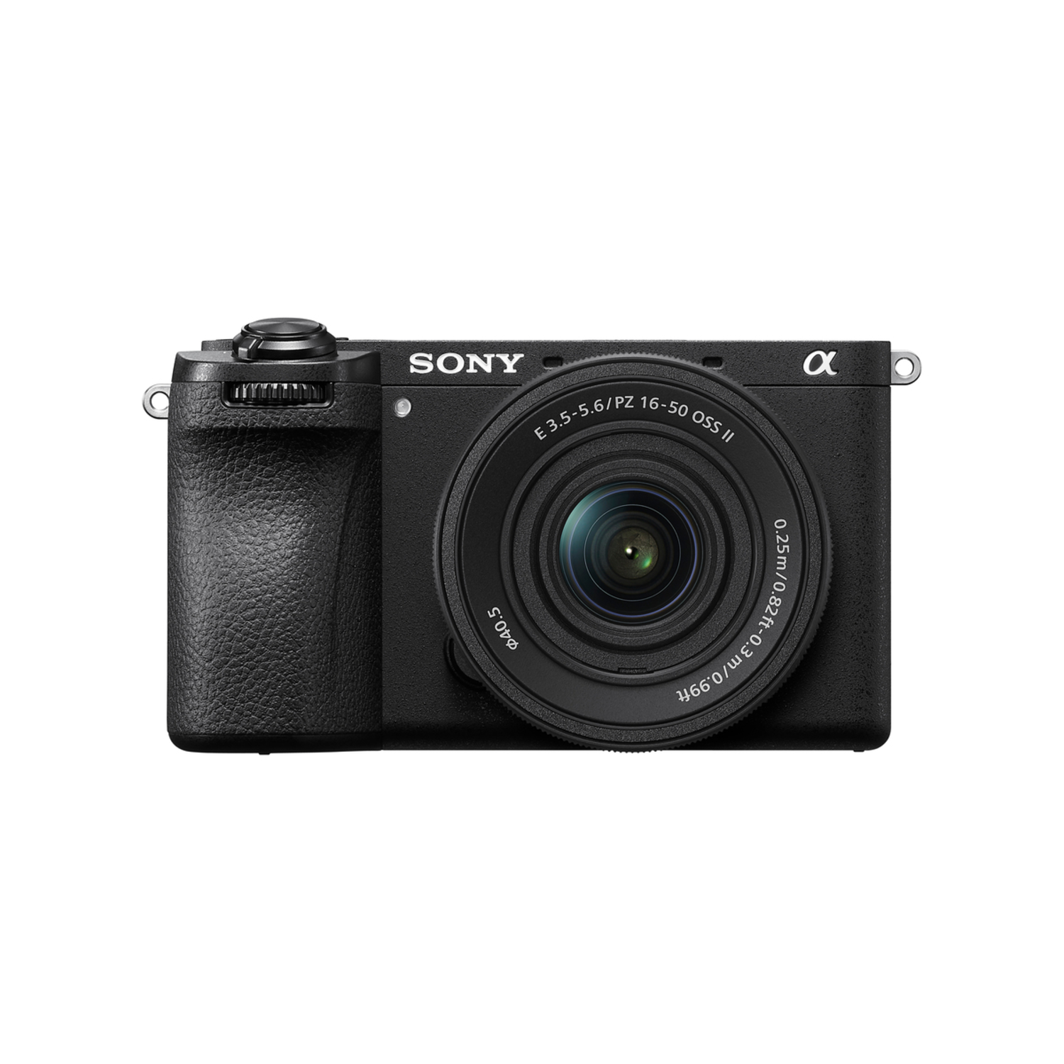 Een zwarte Sony Alpha camera met lens en Sony logo. De lens heeft tekst. De camera staat op een witte achtergrond.