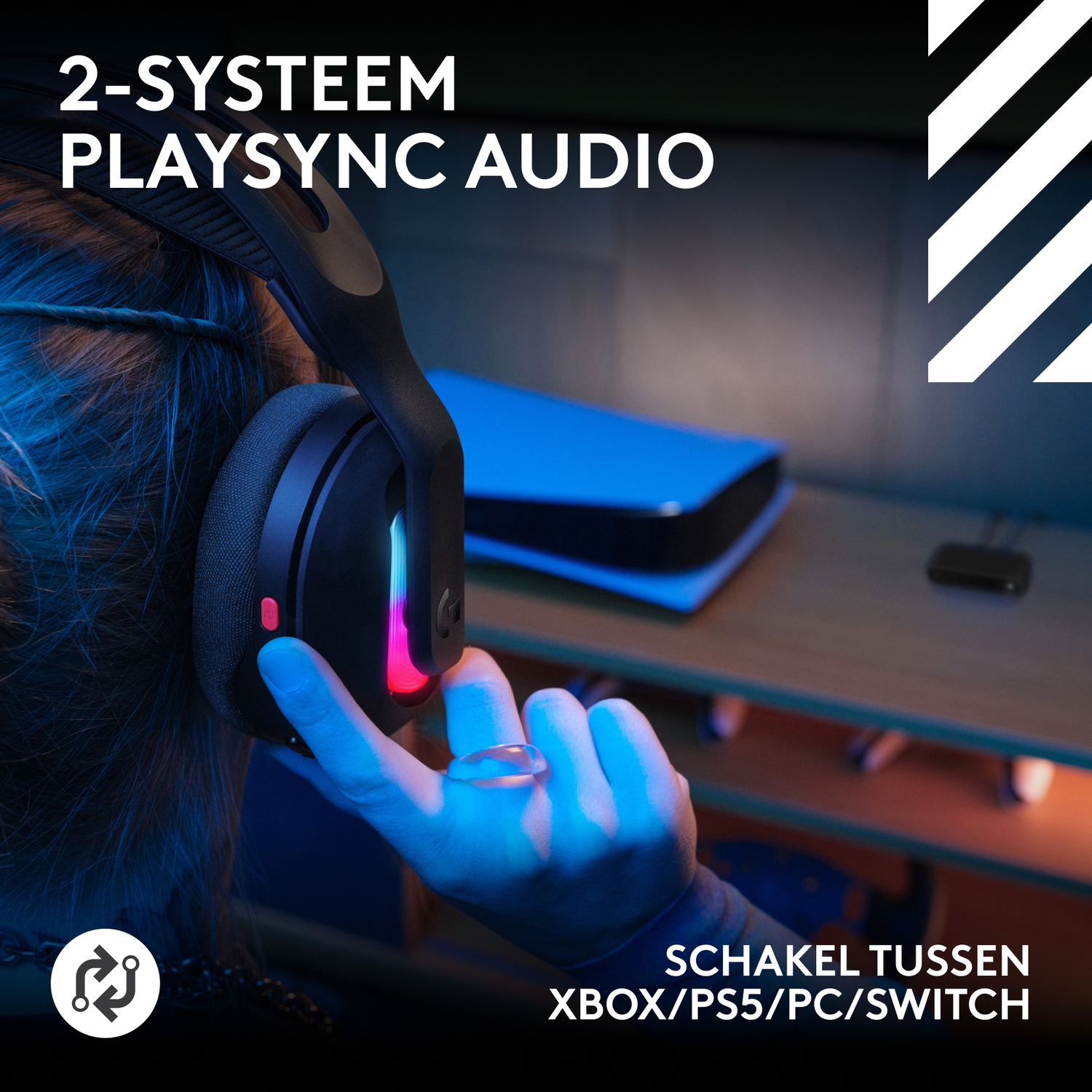 Person wearing gaming headset. Hand with ring points to the headset. Text says 2-SYSTEEM PLAYSYNC AUDIO and SCHAKEL TUSSEN XBOX/PS5/PC/SWITCH.
