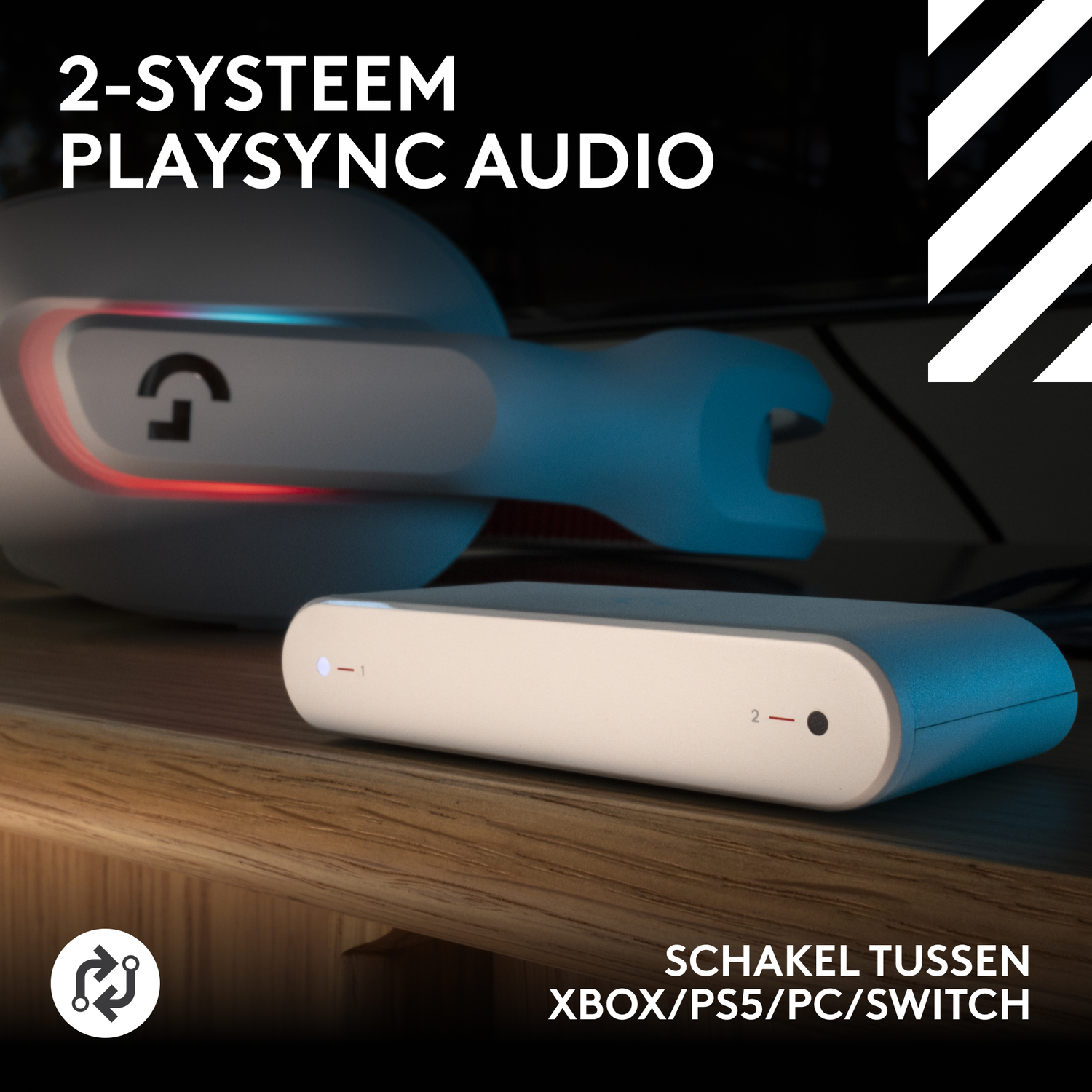 Een wit en blauw audioapparaat staat op een houten oppervlak. Er is een headset en de tekst luidt: 2-SYSTEEM PLAYSYNC AUDIO.
