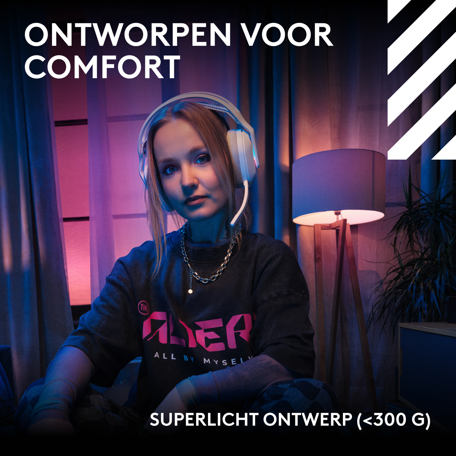Een jonge vrouw met een headset zit. Tekst: 'Ontworpen voor comfort'. Lamp en plant op de achtergrond.