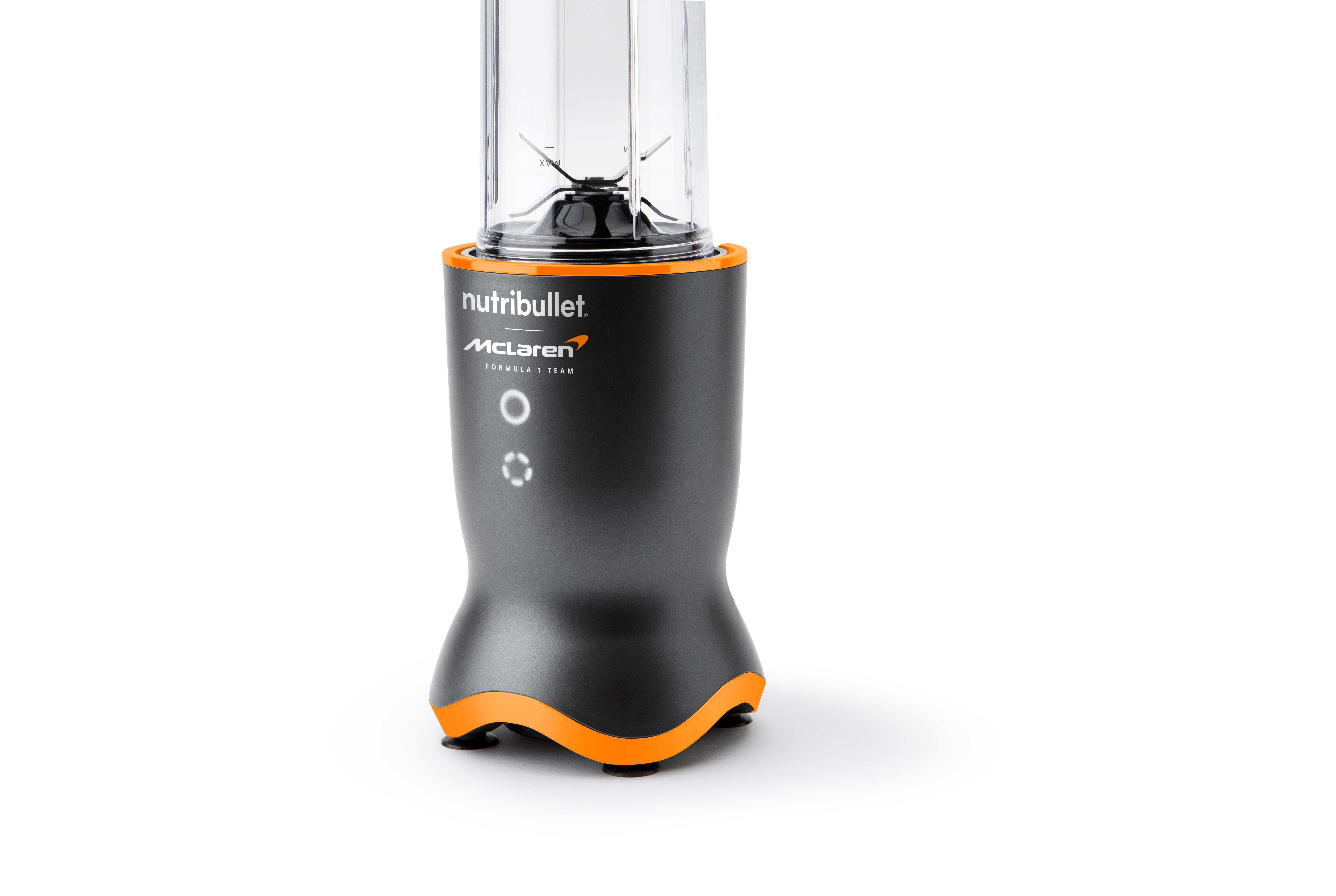 Ein schwarz-oranger Nutribullet-Mixer, der mit McLaren Formula 1 Team versehen ist, steht auf weißem Untergrund.