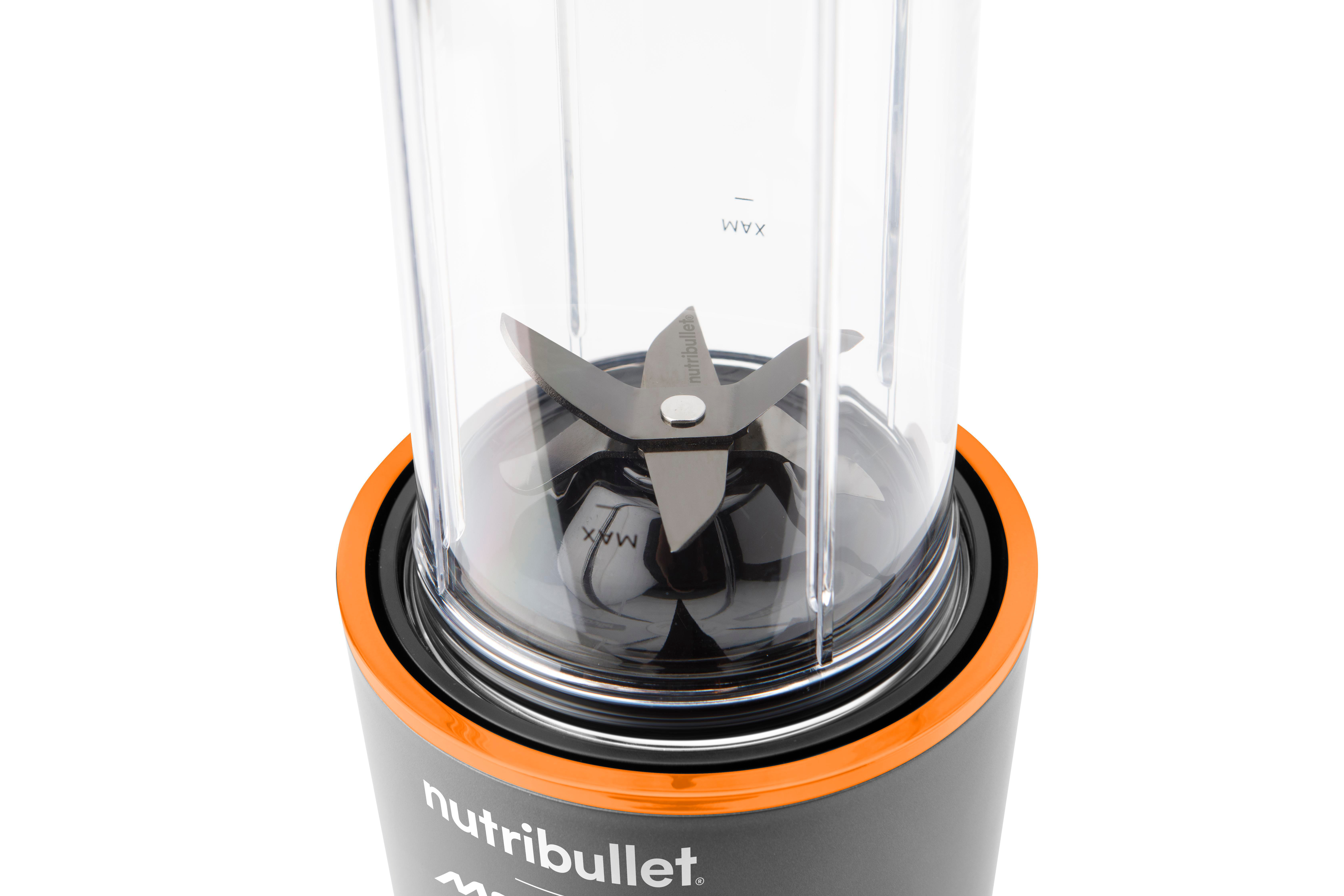 Nahaufnahme eines Nutribullet-Mixers. Der Mixer hat einen transparenten Behälter mit Klingen. Die Basis ist grau und orange.
