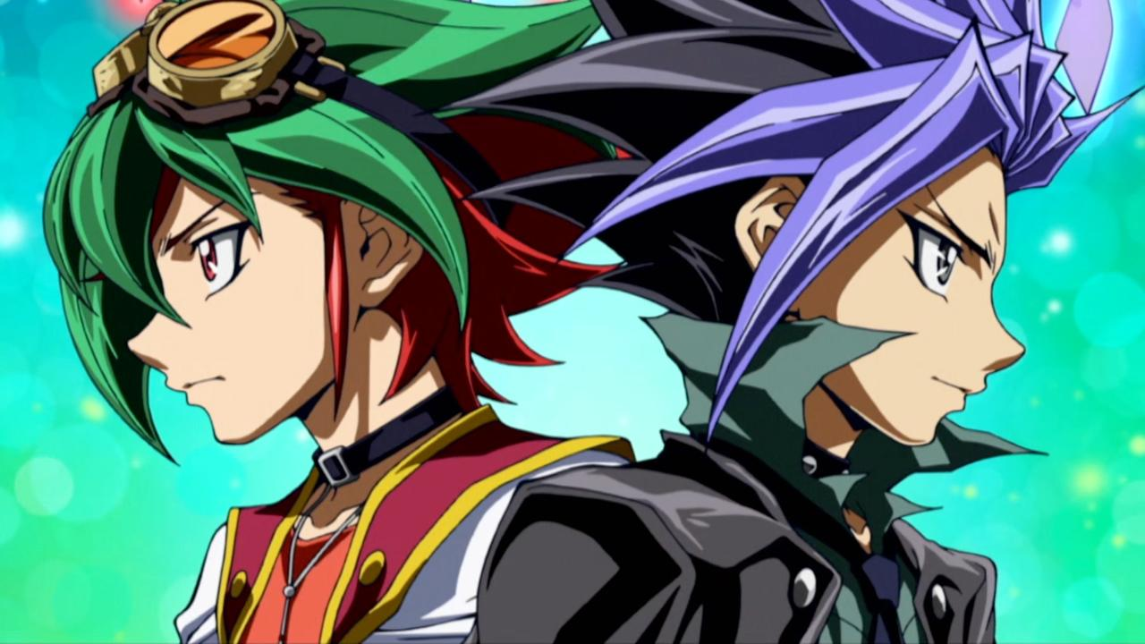 Zwei Anime-Charaktere stehen sich gegenüber. Einer hat grüne Haare und eine Brille. Der andere hat lila Haare und eine schwarze Jacke.