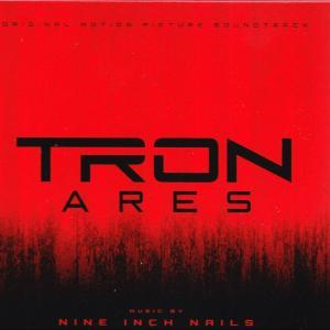 Der Soundtrack zu Tron: Ares von Nine Inch Nails auf rotem Hintergrund.