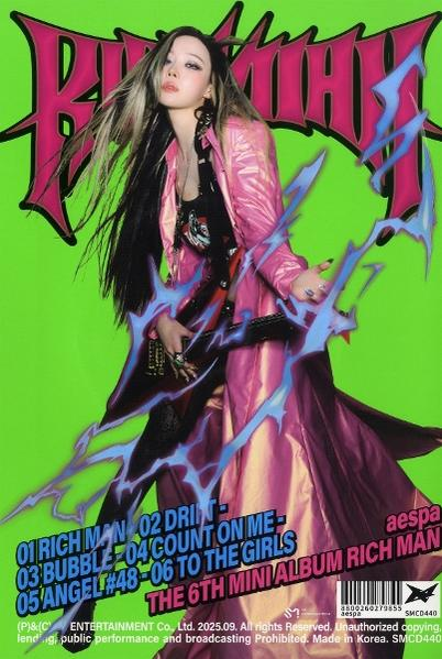 Eine Frau in rosa Jacke hält eine Gitarre, Blitze, grüner Hintergrund, Text mit aespa und dem 6. Mini-Album Rich Man.