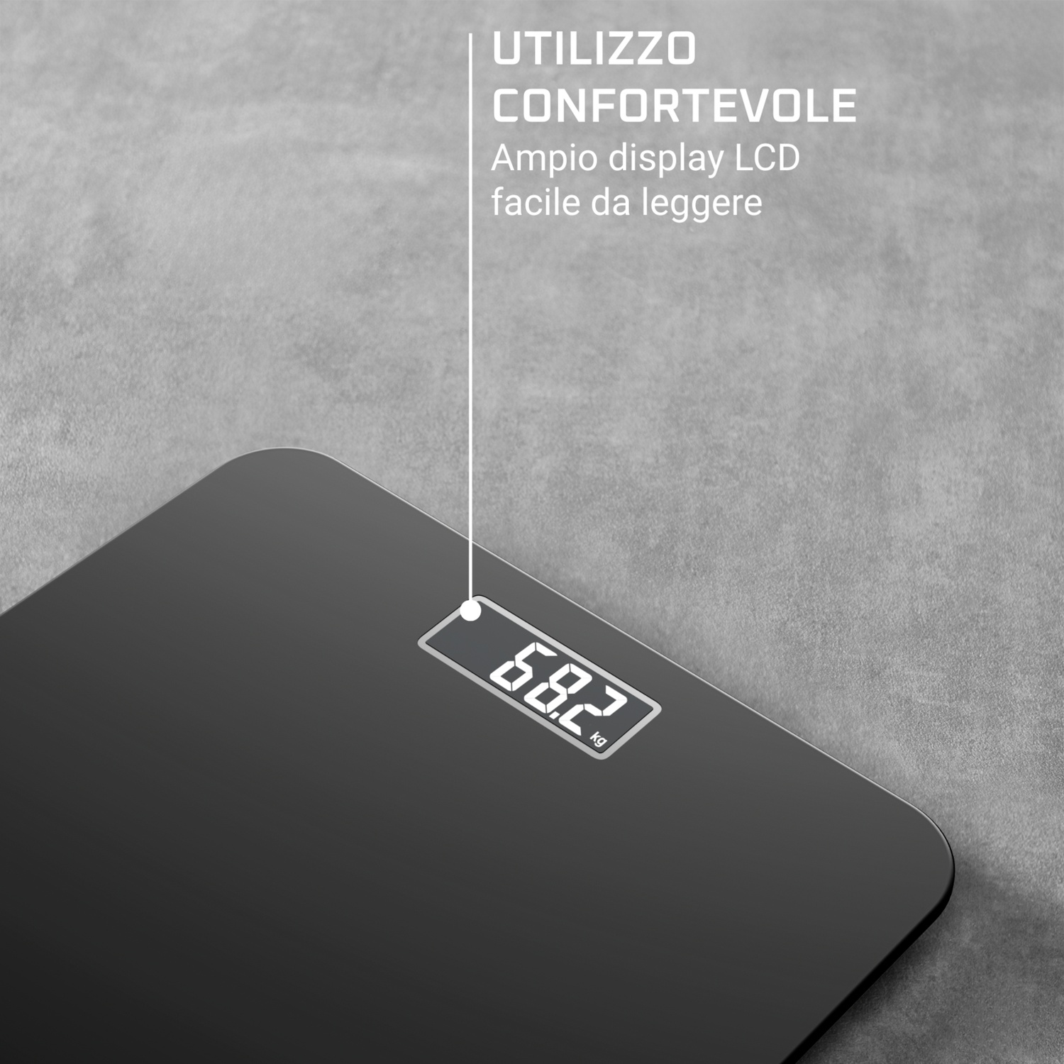 Una bilancia digitale nera mostra 68,2 kg. Il testo sopra dice 'uso confortevole'. Lo sfondo è una superficie grigia strutturata.