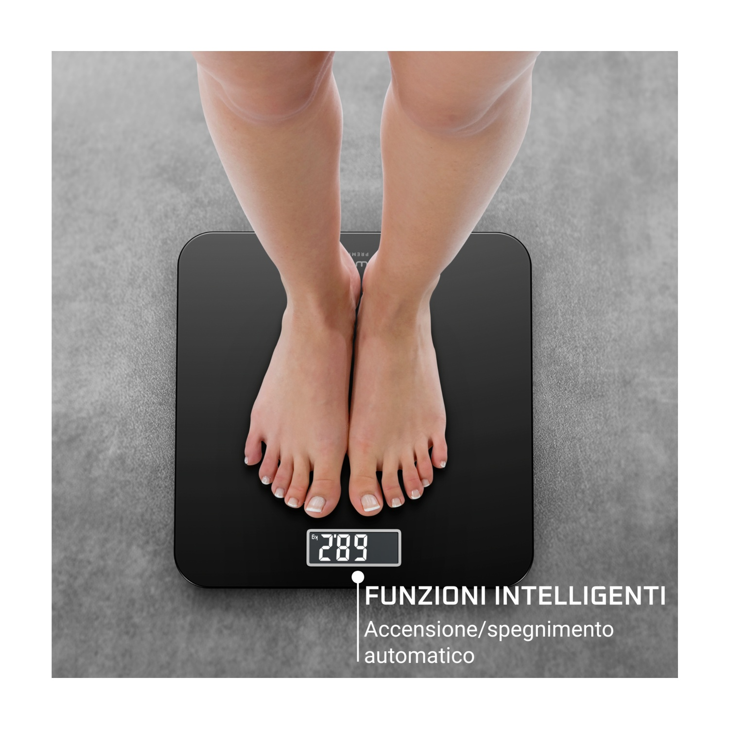 I piedi di una persona sono su una bilancia digitale nera che mostra 289. La bilancia è su una superficie grigia. Testo: funzioni intelligenti.