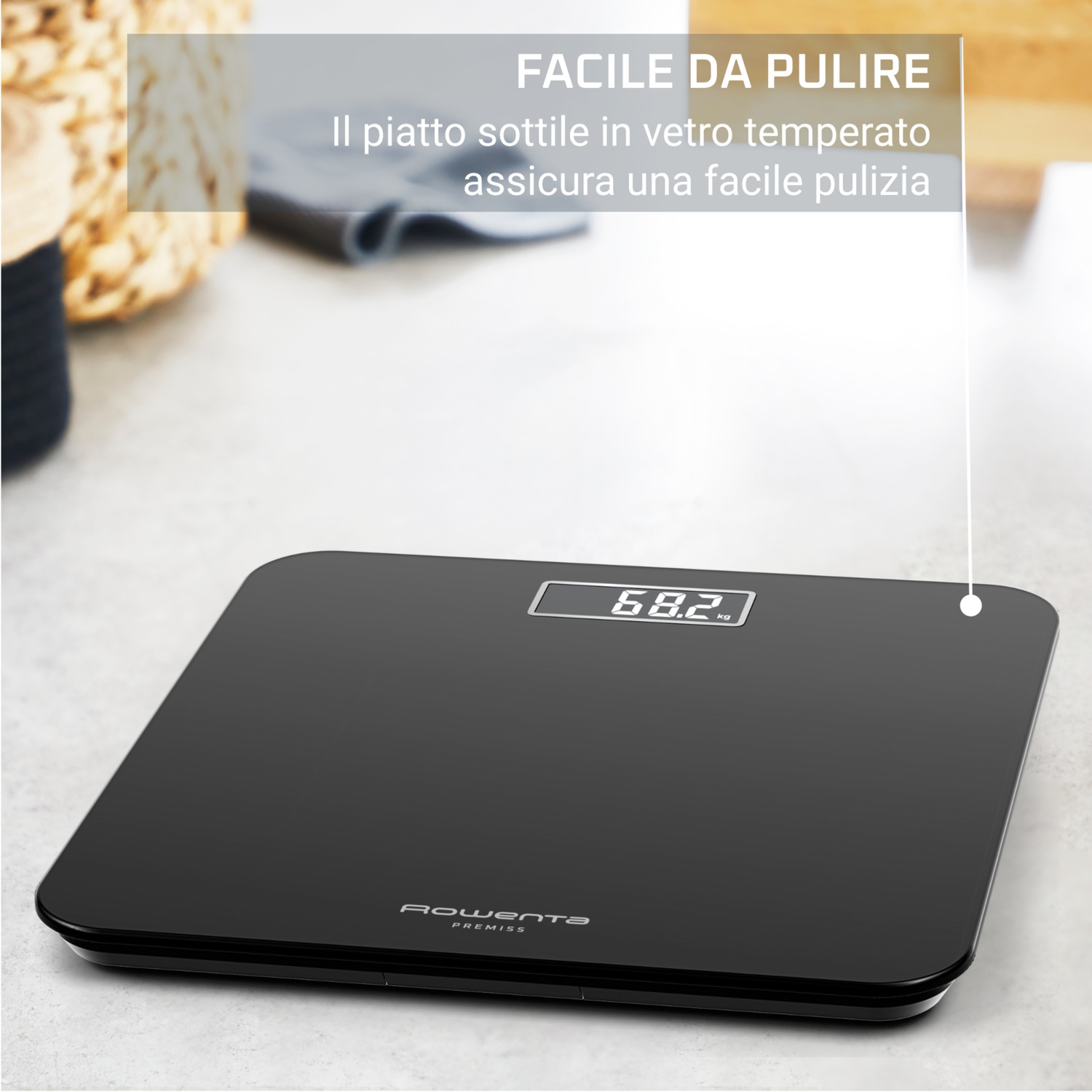 Bilancia digitale nera con 68,2 kg. Marchio Rowenta Premiss. Testo sopra: 'Facile da pulire'.