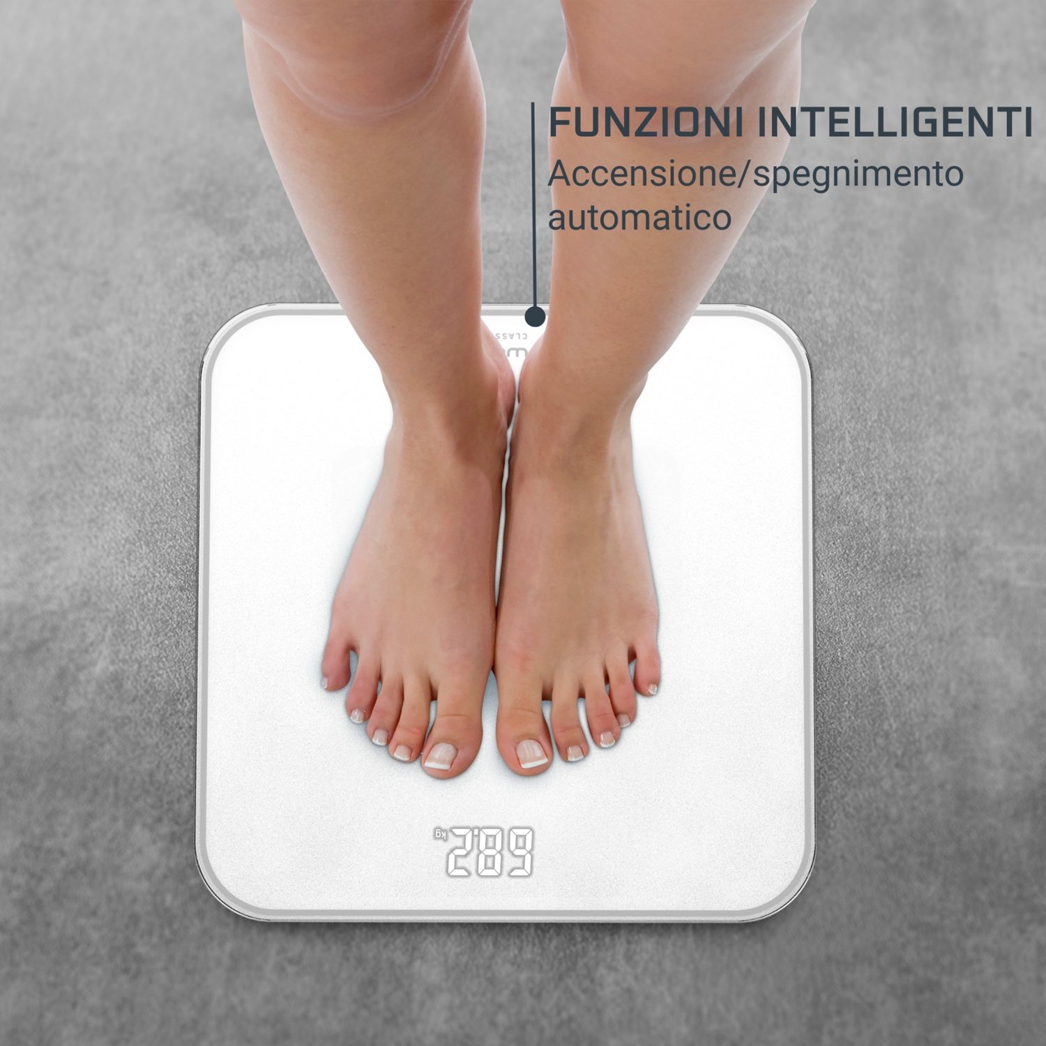 Piedi nudi su una bilancia bianca. La bilancia mostra '289'. Il testo sopra recita 'FUNZIONI INTELLIGENTI Accensione/spegnimento automatico'.