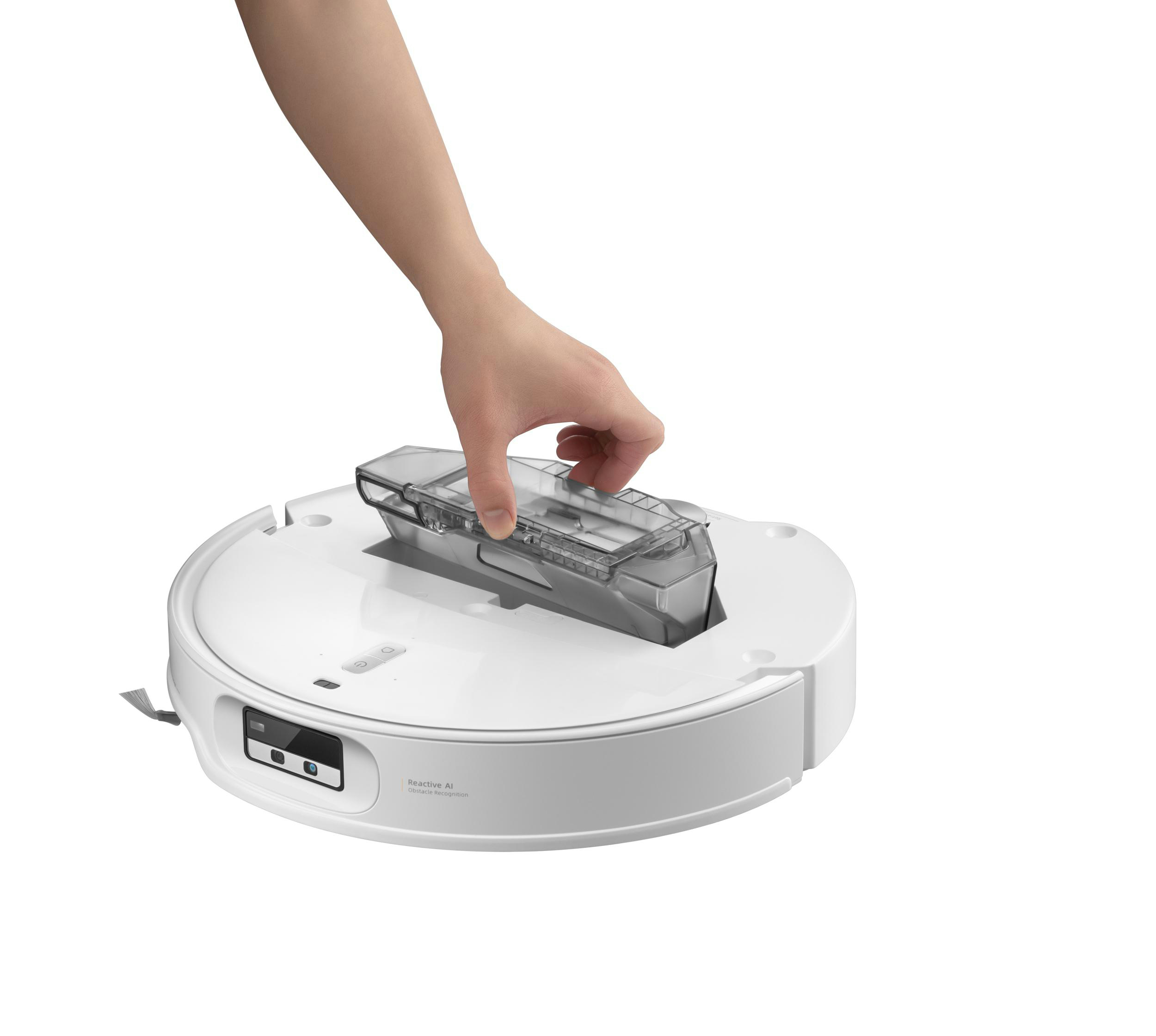 Eine Hand hebt einen transparenten Mülleimer von einem weißen Roboter-Staubsauger. Der Staubsauger hat einen Sensor, Knöpfe und eine kleine Bürste.