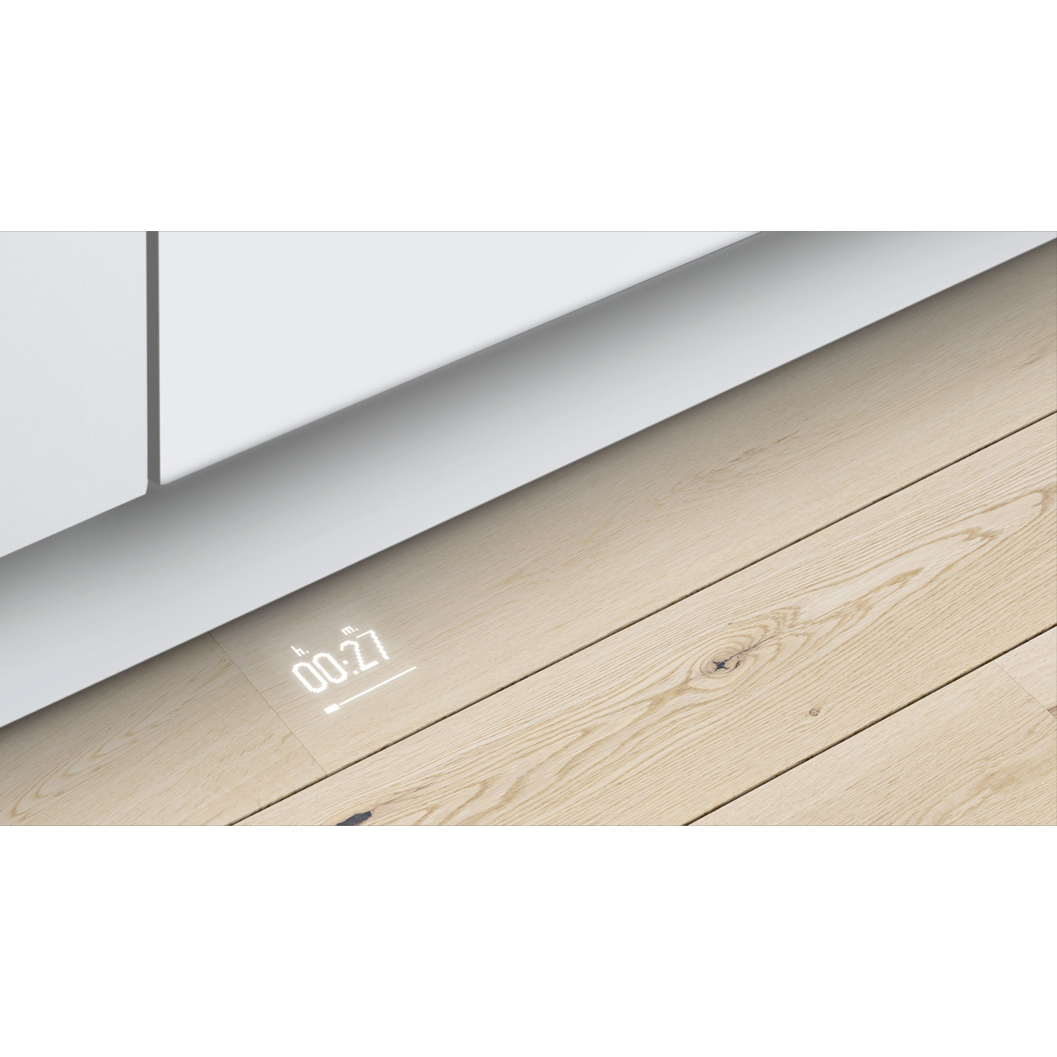 Bordo bianco di un mobile su pavimento in legno. Display digitale mostra l'ora: 00:27. Luce dall'alto.