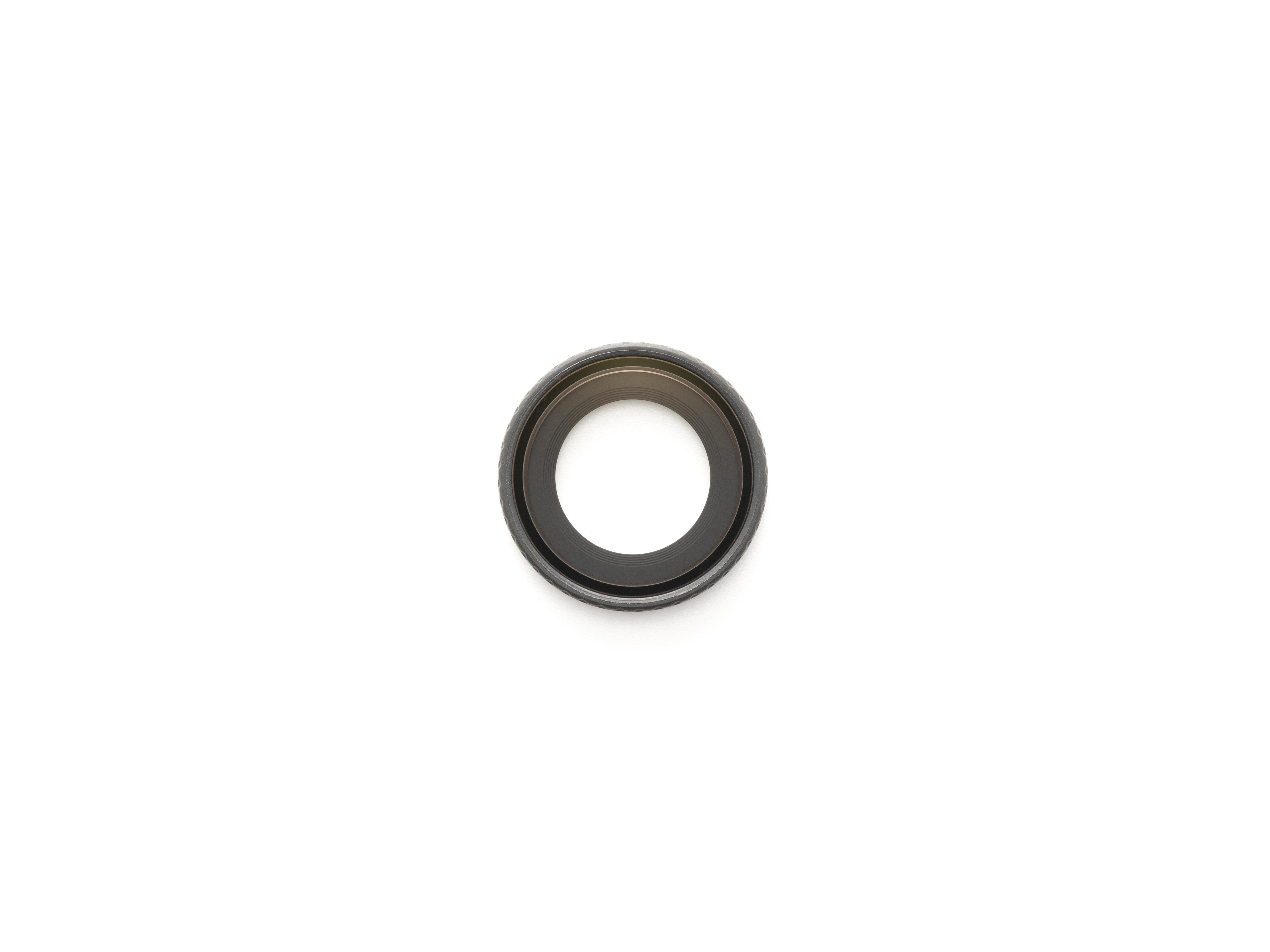 Ein schwarzer, kreisförmiger Objektivadapter ist auf weißem Hintergrund zentriert. Der Ring hat eine Öffnung in der Mitte.