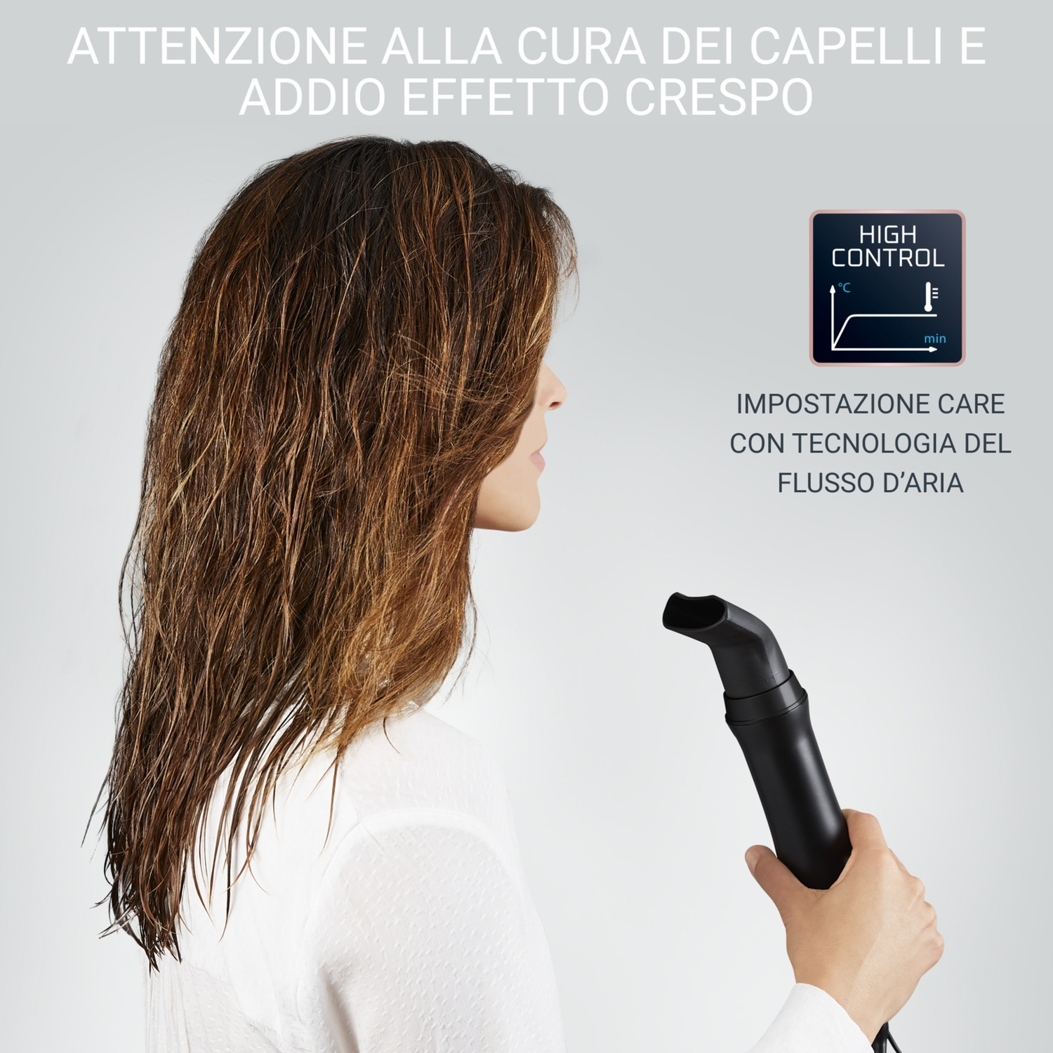 Una donna con i capelli bagnati tiene in mano un asciugacapelli nero. Testo italiano: Attenzione alla cura dei capelli e addio effetto crespo.
