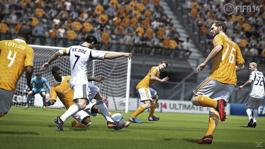Fußballspieler in Aktion auf einem grünen Feld, einige in Weiß, einige in Gelb. Eine Menschenmenge schaut von den Stadionrängen zu.
