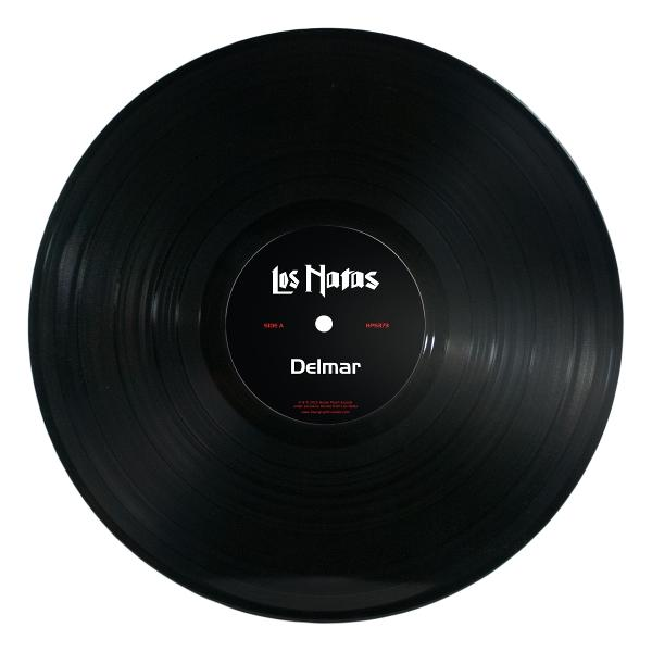 Schwarze Schallplatte mit weiß-rotem Label. Das Label sagt 'Los Natas' und 'Delmar'. Die Schallplatte ist auf weißem Hintergrund.