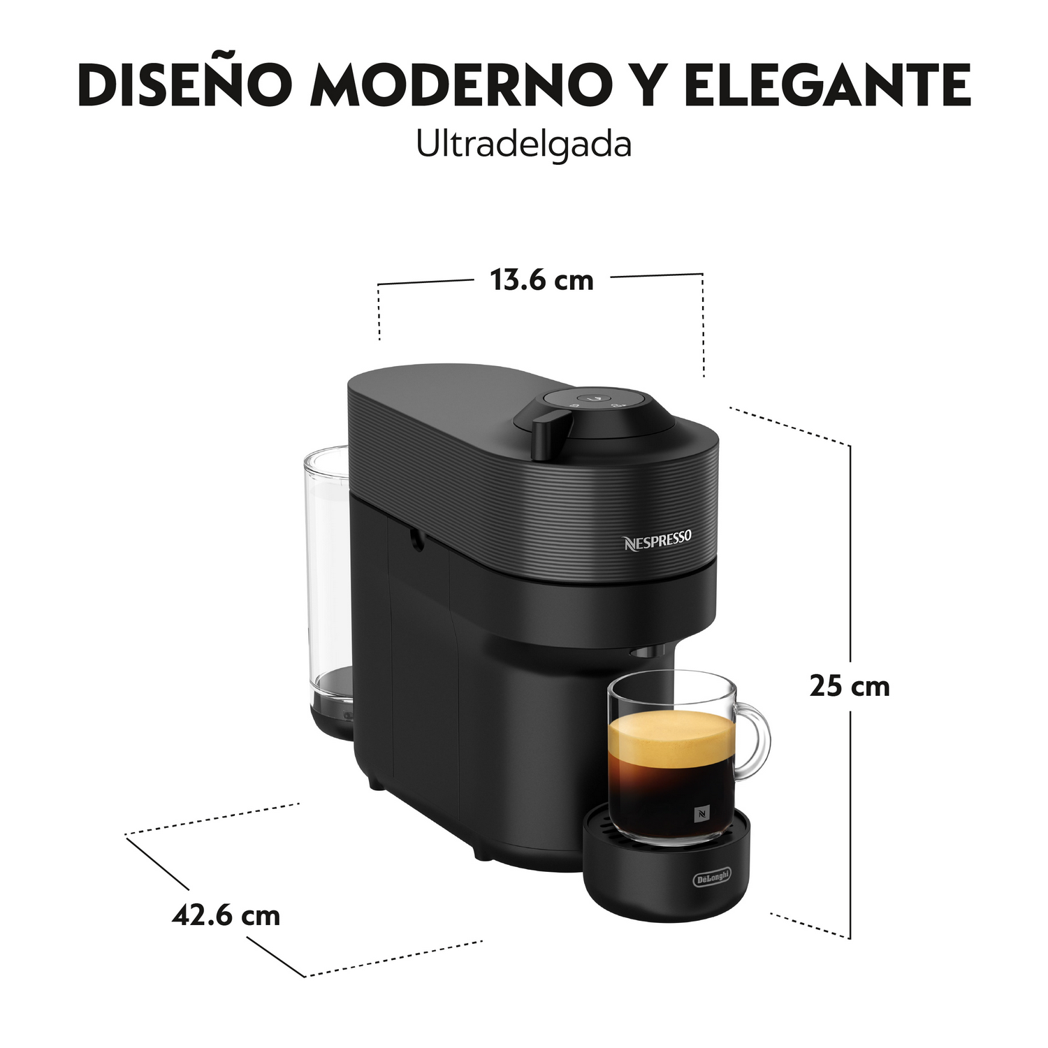 Cafetera Nespresso negra con una taza de café de cristal. La máquina tiene unas dimensiones marcadas de 13,6 cm, 25 cm y 42,6 cm.