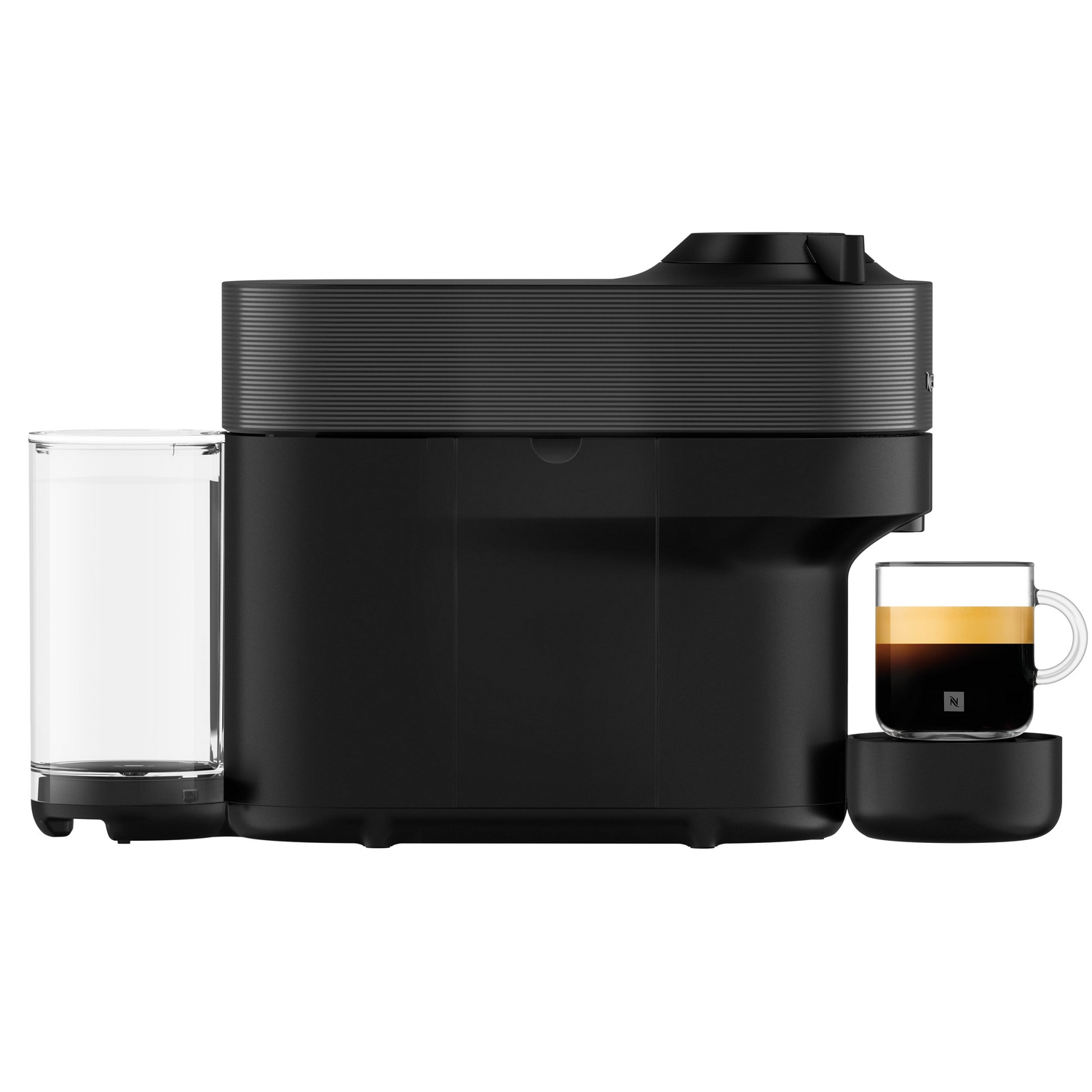 Una cafetera Nespresso negra con un vaso de café sobre una base negra, un recipiente de agua y fondo blanco.