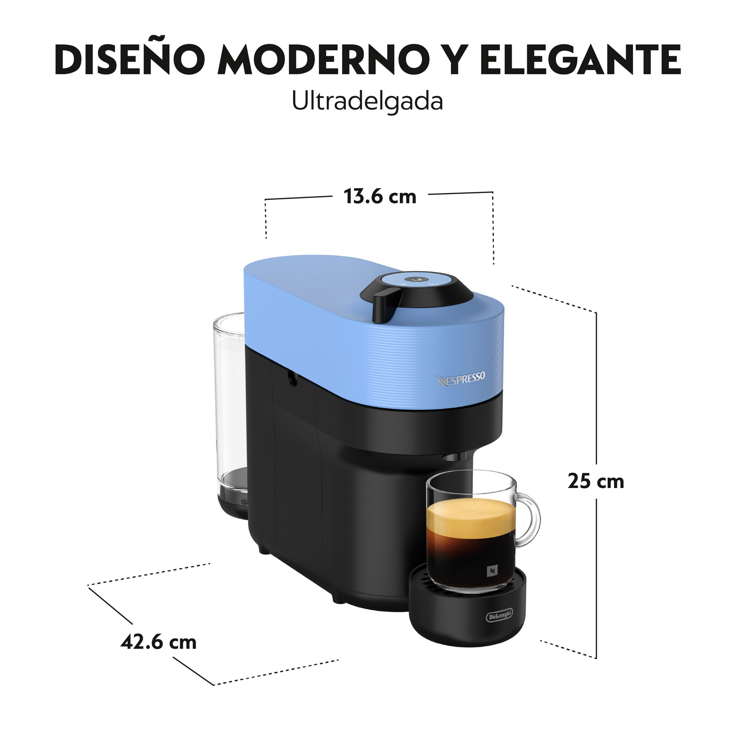 Una cafetera Nespresso. Es azul y negra, con una taza de café de vidrio. Se indican las dimensiones.