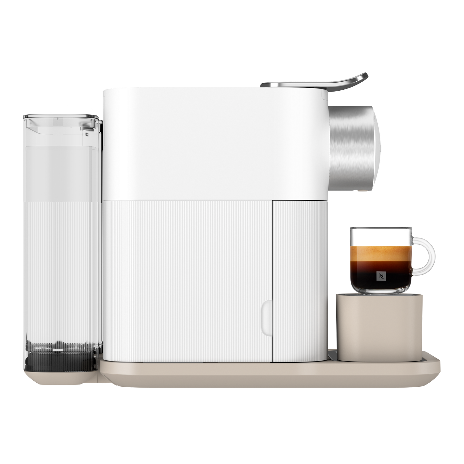 Una cafetera blanca y plateada con un depósito de agua transparente y una taza de café en una bandeja beige.