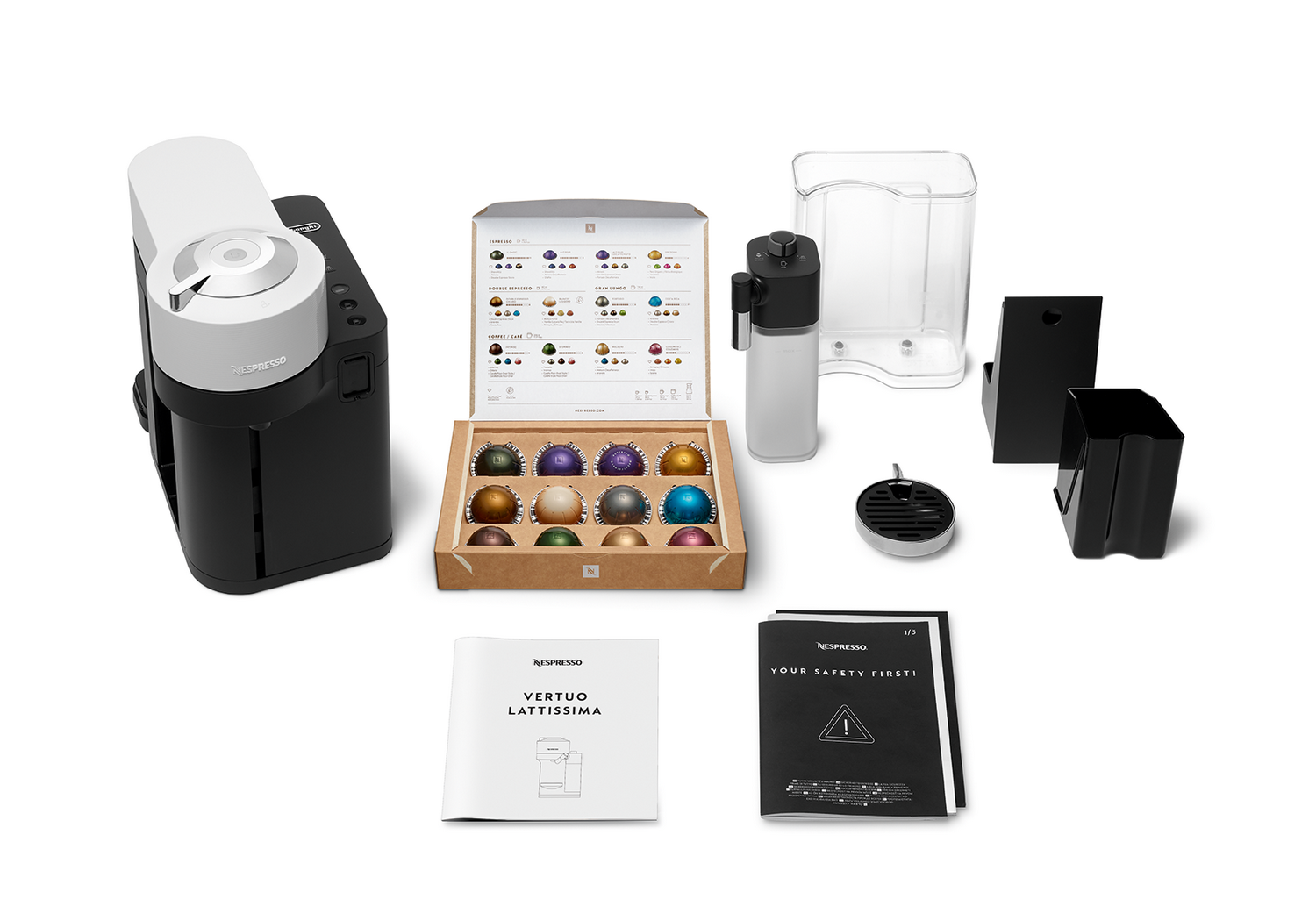 Una cafetera Nespresso Vertuo Lattissima con cápsulas, accesorios y manuales está sobre una superficie blanca.