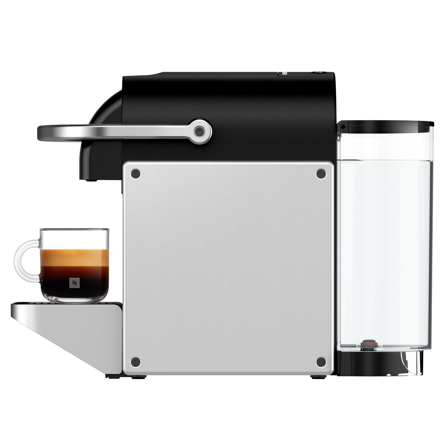Una cafetera Nespresso negra y plateada con un vaso de espresso. Un depósito de agua está a la derecha.