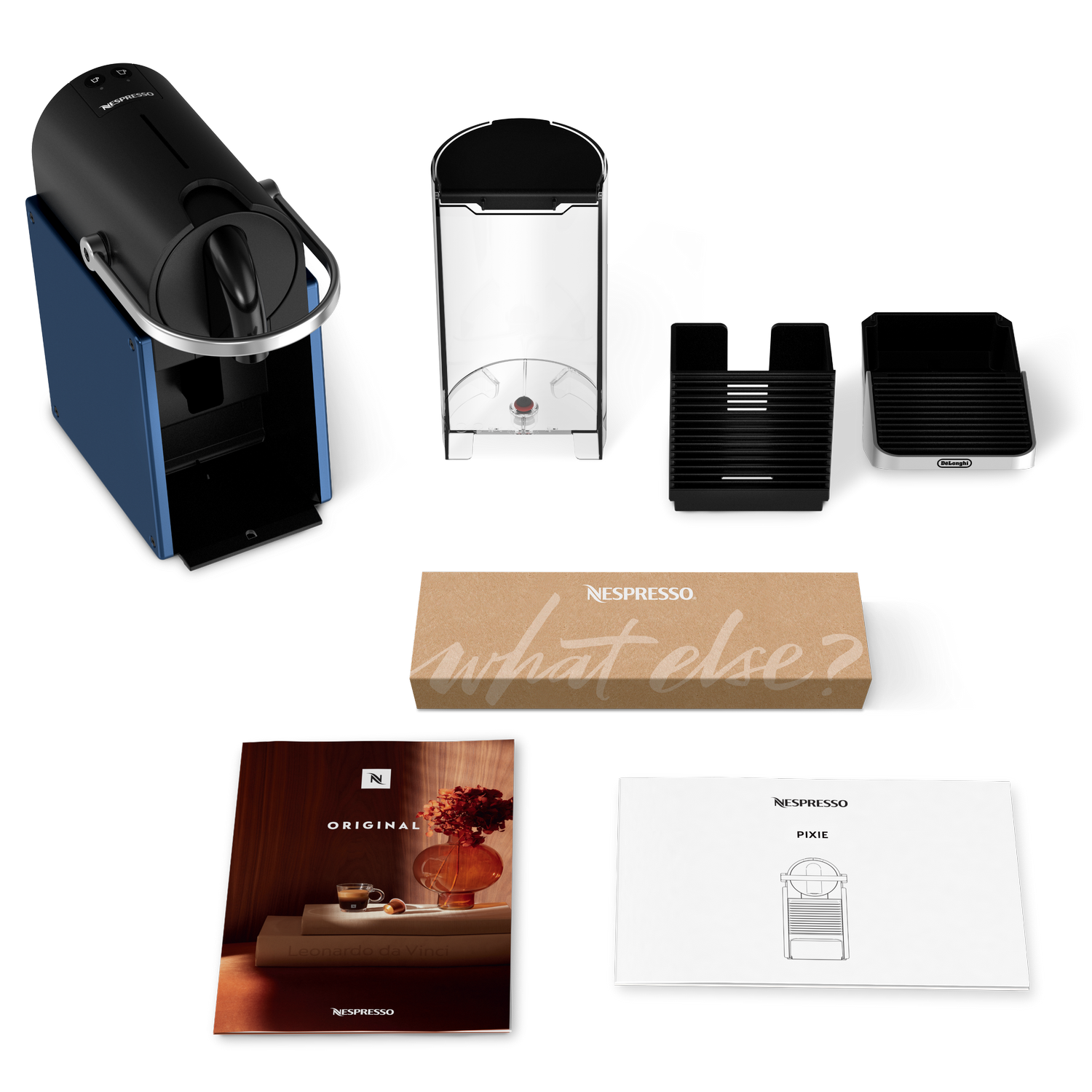 Una cafetera Nespresso con accesorios, incluyendo un depósito de agua, una bandeja de goteo y una caja. También, dos folletos son visibles.