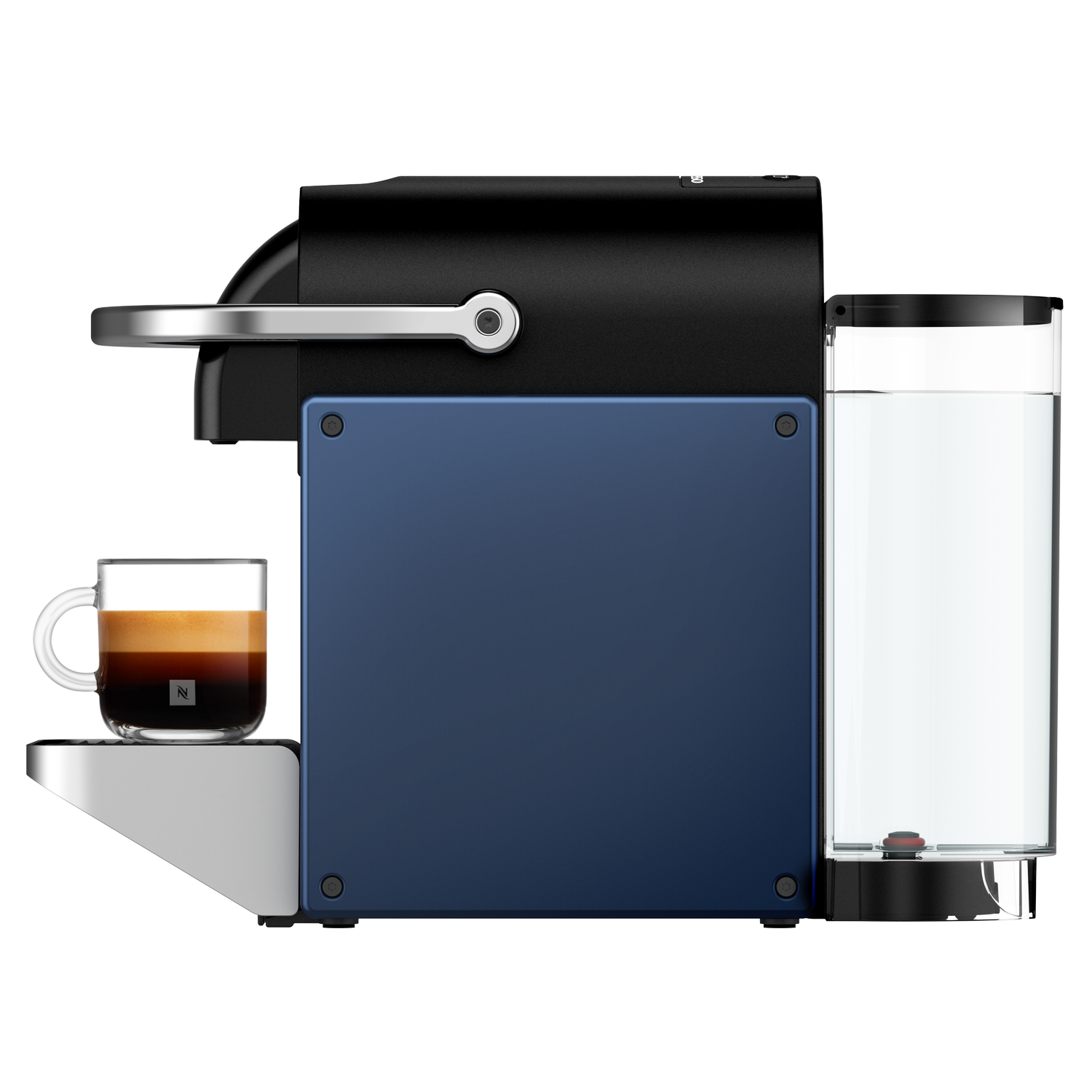 Una máquina Nespresso azul y negra con un vaso de café. La máquina tiene un depósito de agua y un asa plateada.