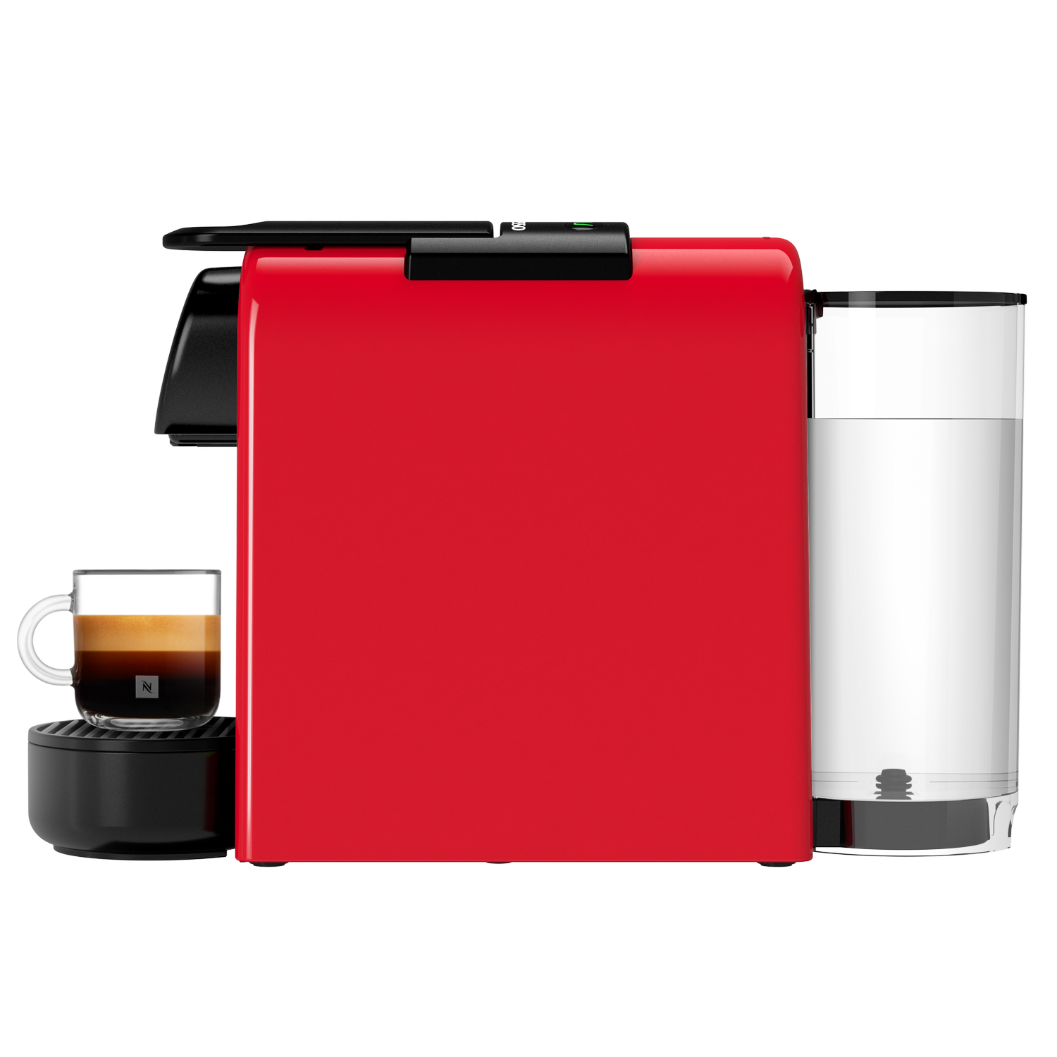Cafetera Nespresso roja. A la izquierda, una taza de cristal con café. El depósito de agua está a la derecha. Fondo gris.