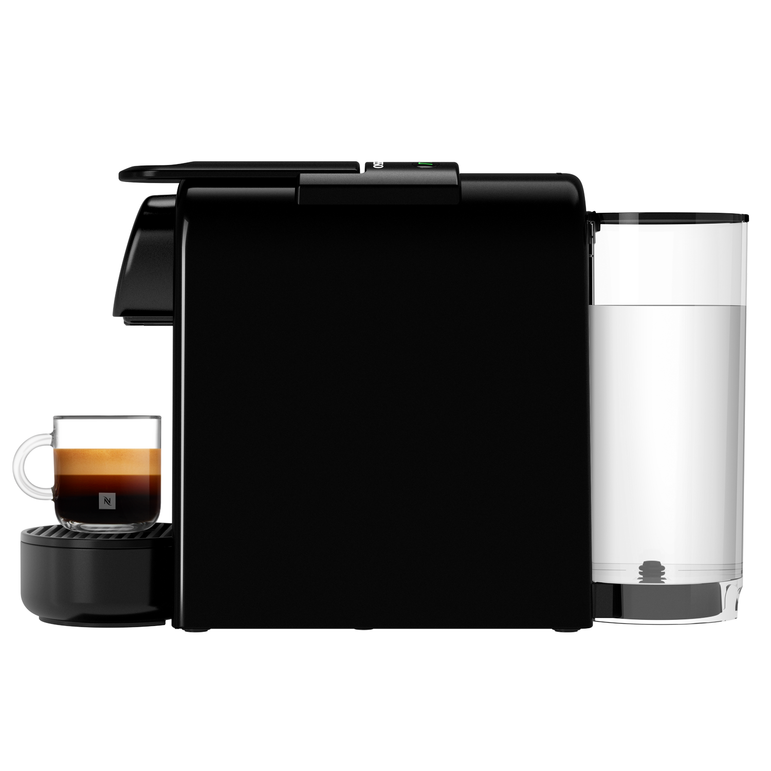 Una cafetera Nespresso negra con un vaso de espresso. Un depósito de agua está a la derecha. Un portavasos negro está a la izquierda.
