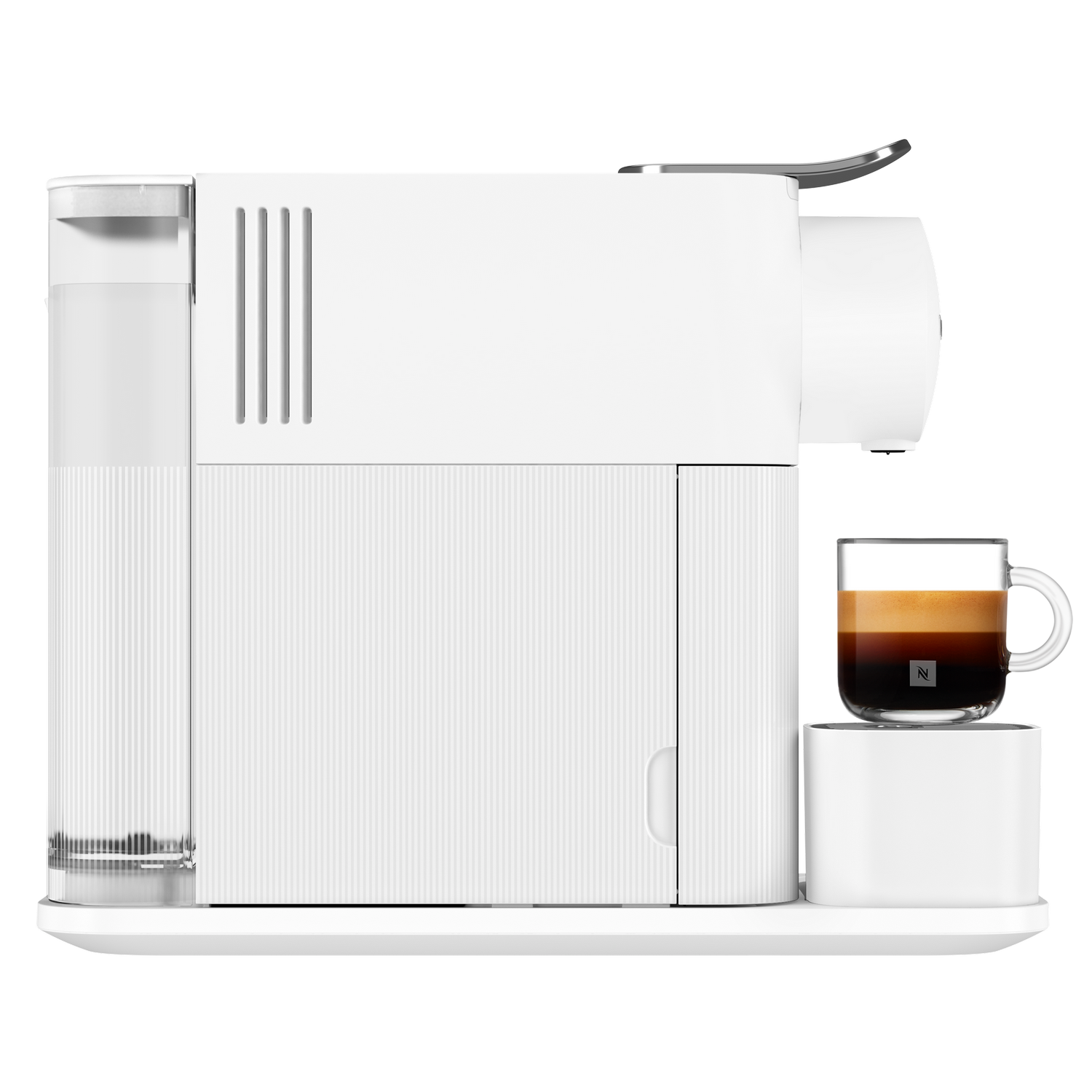 Máquina Nespresso blanca con un vaso de café en una bandeja blanca. Fondo gris.